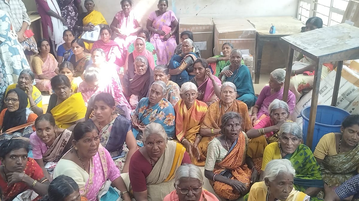 ಗೌರಿಬಿದನೂರು: ಅಂಚೆ ಕಚೇರಿಗೆ ನುಗ್ಗಿ ಪ್ರತಿಭಟನೆ