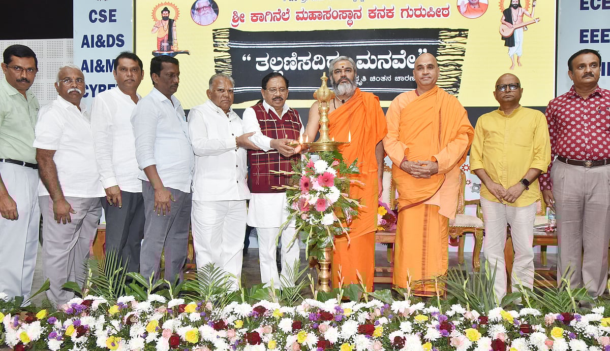 ಸಮಾನ ಅವಕಾಶ ಕೊಟ್ಟ ಸಂವಿಧಾನ: ನಿರಂಜನಾನಂದಪುರಿ ಸ್ವಾಮೀಜಿ