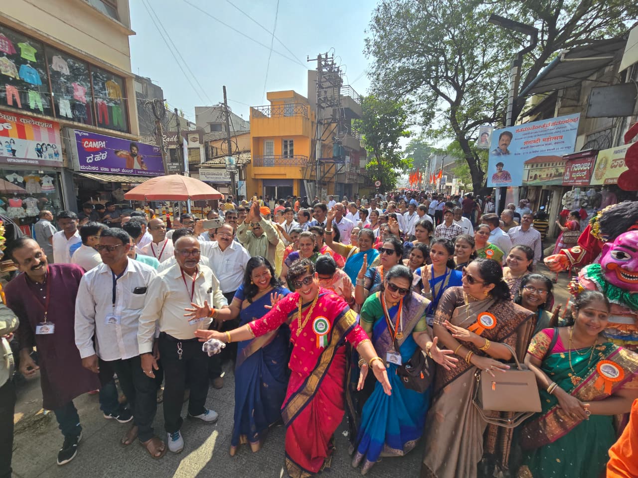 ಬೆಳಗಾವಿಯಲ್ಲಿ ಭಾನುವಾರ ನಡೆದ ಶೋಭಾಯಾತ್ರೆಯಲ್ಲಿ ಹಳೇ ವಿದ್ಯಾರ್ಥಿಗಳು ಕುಣಿದು ಕುಪ್ಪಳಿಸಿದರು
