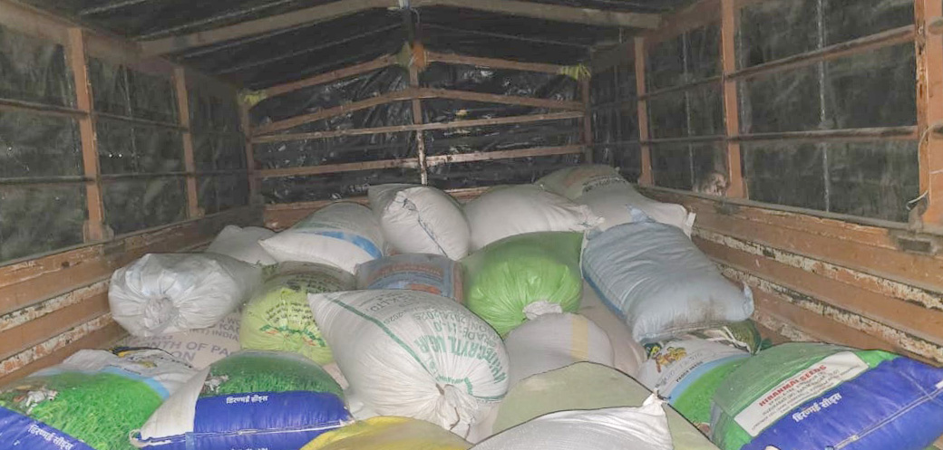 ಅಕ್ರಮವಾಗಿ ಪಡಿತರ ಅಕ್ಕಿ ಸಾಗಿಸಿದ ವಾಹನ