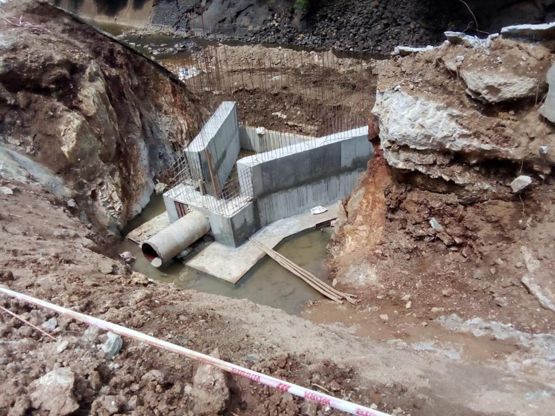 ಭದ್ರಾ ಬಲದಂಡೆಯಿಂದ ನೀರು ಒಯ್ಯುವ ಕಾಮಗಾರಿ