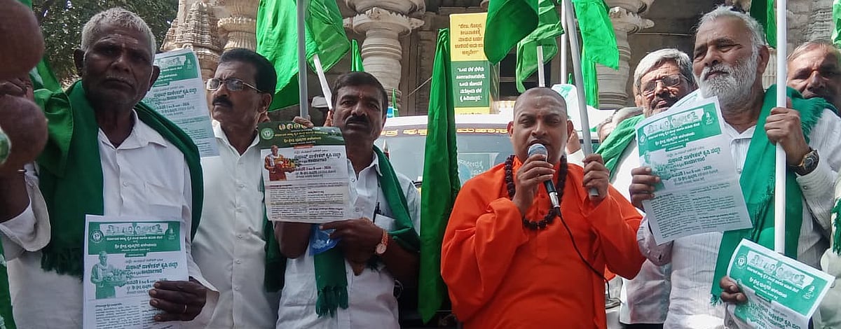 ಹಾಸನ: ಪ್ರಚಾರ ರಥಕ್ಕೆ ಸೋಮಶೇಖರ ಶಿವಾಚಾರ್ಯರ ಸ್ವಾಮೀಜಿ ಚಾಲನೆ