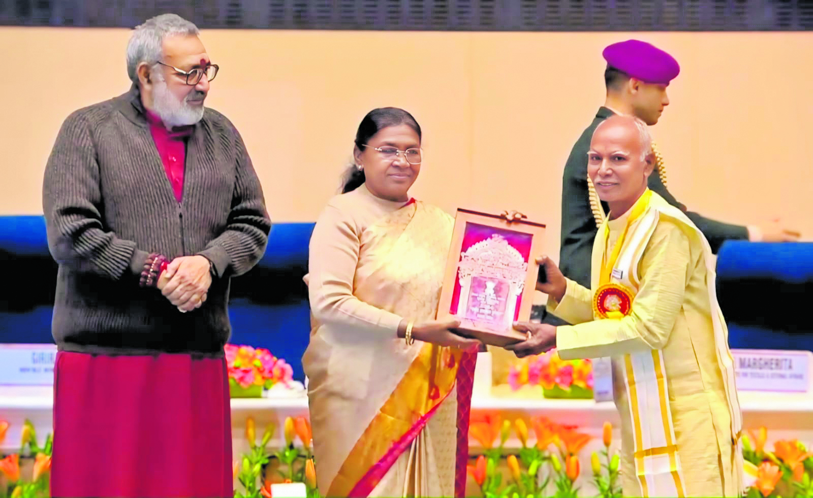 ಕಲಾವಿದ ಚಂದ್ರಶೇಖರ ವೈ.ಶಿಲ್ಪಿ ಅವರು ರಾಷ್ಟ್ರಪತಿ ದ್ರೌಪದಿ ಮುರ್ಮು ಅವರಿಂದ 2024ನೇ ಸಾಲಿನ ‘ರಾಷ್ಟ್ರೀಯ ಶಿಲ್ಪಕಲಾ ಪ್ರಶಸ್ತಿ’ ಪಡೆದ ಕ್ಷಣ...