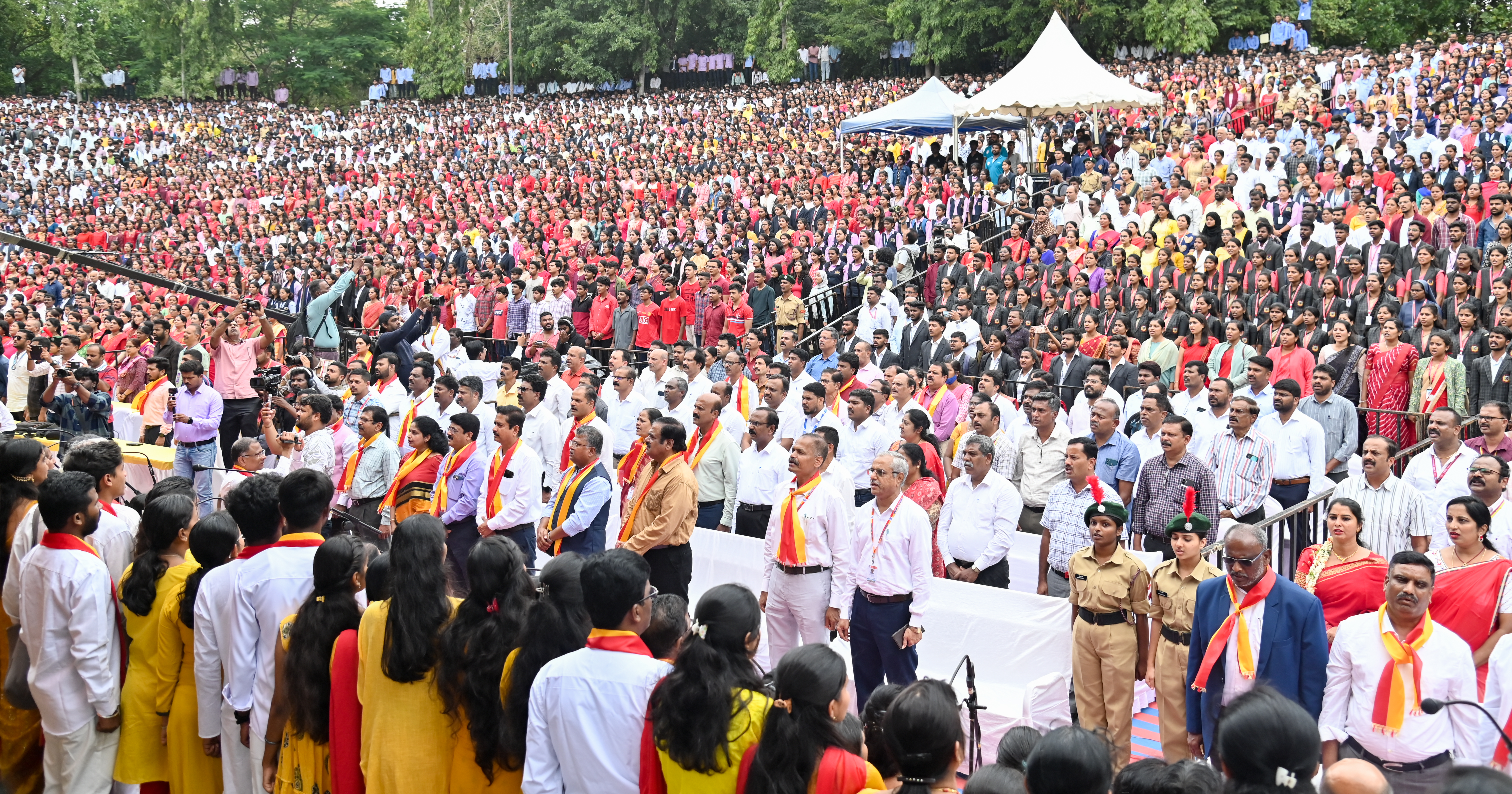 ಮೈಸೂರಿನ ಬಯಲು ರಂಗಮಂದಿರದಲ್ಲಿ ಮೈಸೂರು ದಸರಾ ಕವಿಗೋಷ್ಠಿ ಹಾಗೂ ನಾಡಗೀತೆ ಸಾವಿರಾರು ಸ್ವರಗಳ ಸಂಗಮ ಉದ್ಘಾಟನಾ ಕಾರ್ಯಕ್ರಮದಲ್ಲಿ ವಿವಿಧ ಕಾಲೇಜಿನ ವಿದ್ಯಾರ್ಥಿಗಳು ನಾಡಗೀತೆ ಹಾಡಿದ ಕ್ಷಣ 