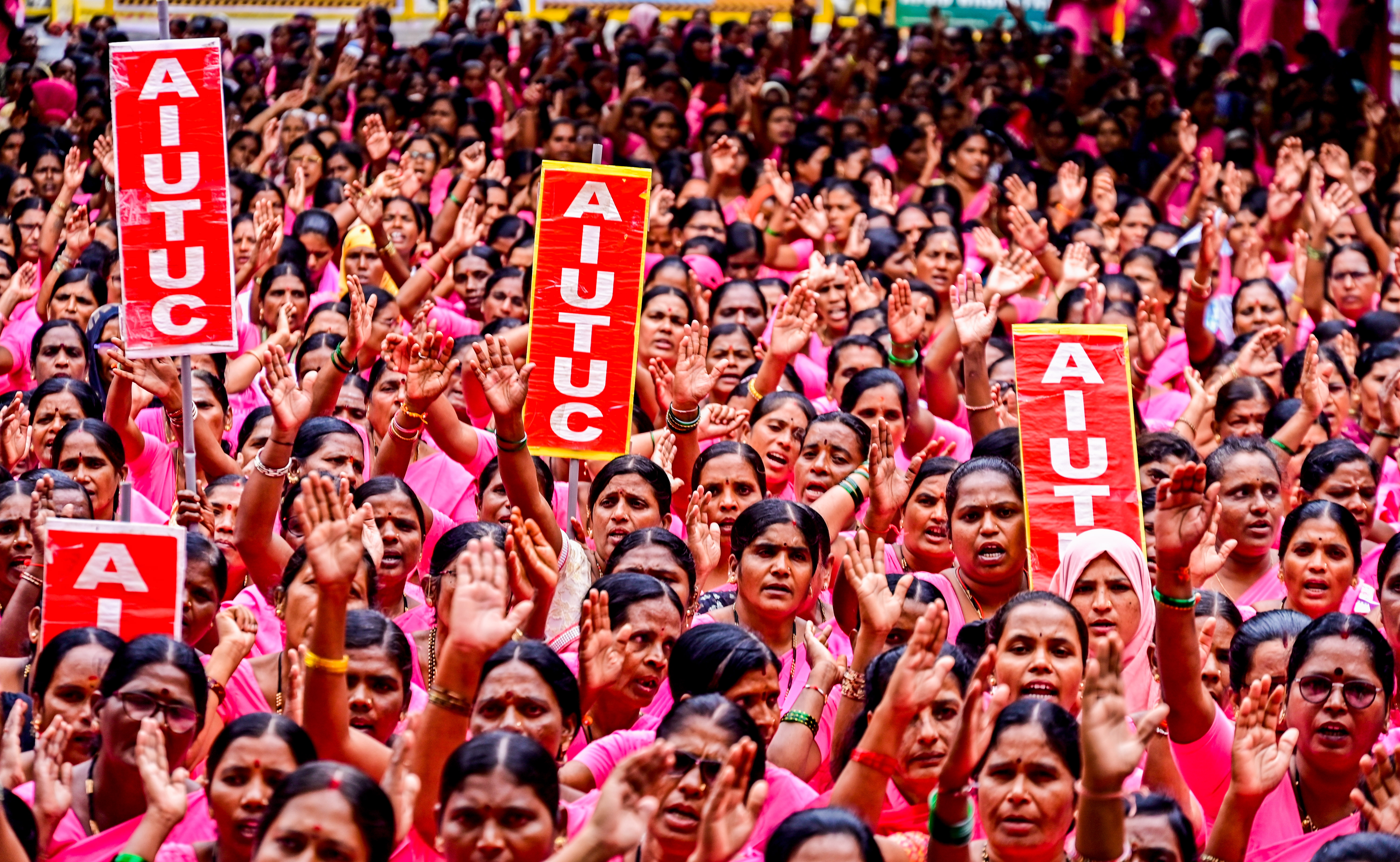 ಕಲಬುರಗಿಯ ಐವಾನ್‌–ಎ–ಶಾಹಿ ರಸ್ತೆಯಲ್ಲಿ ಅಹೋರಾತ್ರಿ ಧರಣಿ ಸತ್ಯಾಗ್ರಹ ನಡೆಸಿದ ಆಶಾ ಕಾರ್ಯಕರ್ತೆಯರು