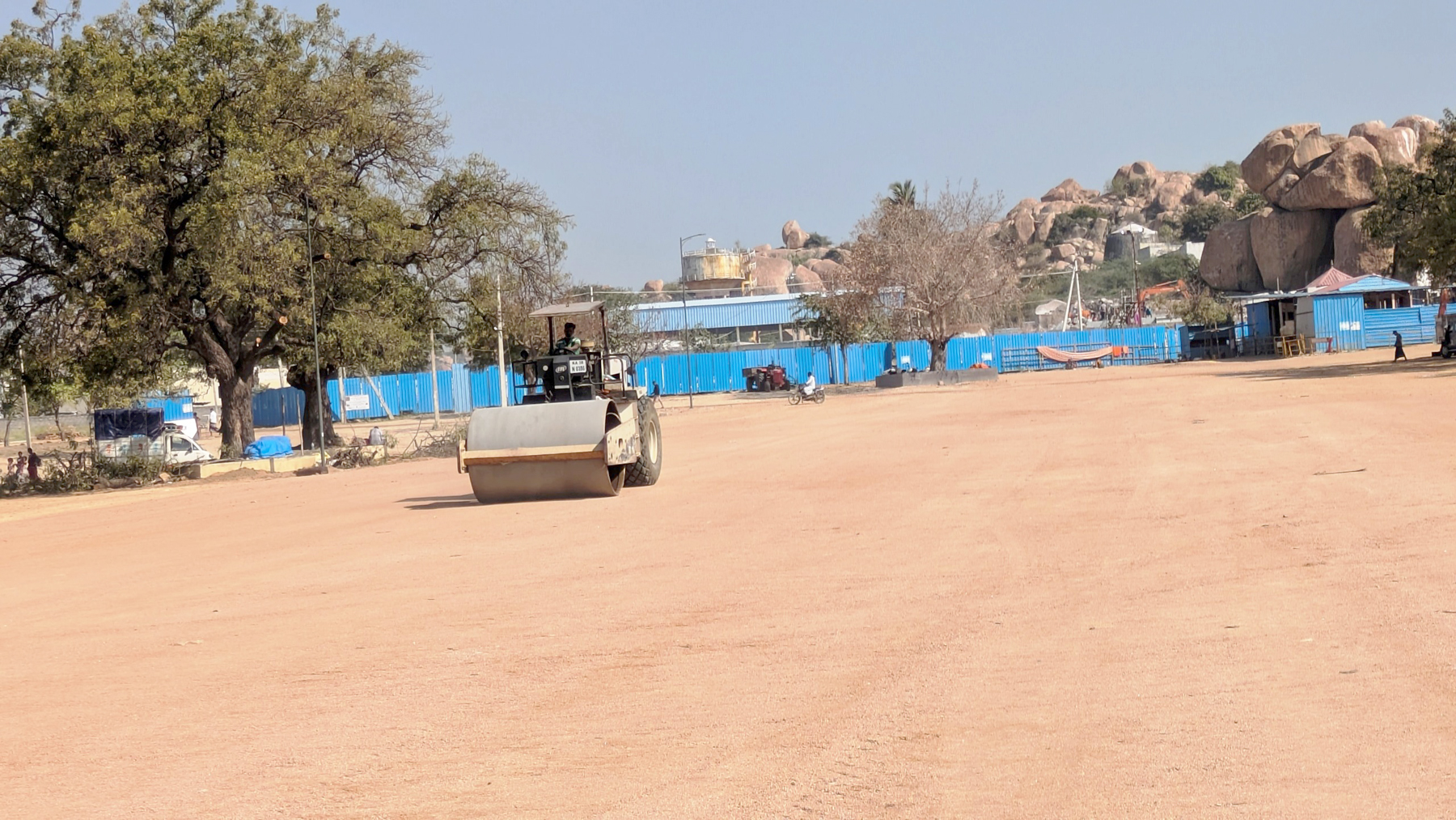 ಸಿಂಧನೂರು ತಾಲ್ಲೂಕಿನ ಅಂಬಾಮಠದ ಅಂಬಾದೇವಿ ದೇವಸ್ಥಾನದ ಜಾತ್ರಾ ಮಹೋತ್ಸವ ನಿಮಿತ್ತ ಮಹಾರಥ ಬೀದಿ ನಿರ್ಮಿಸಿರುವುದು