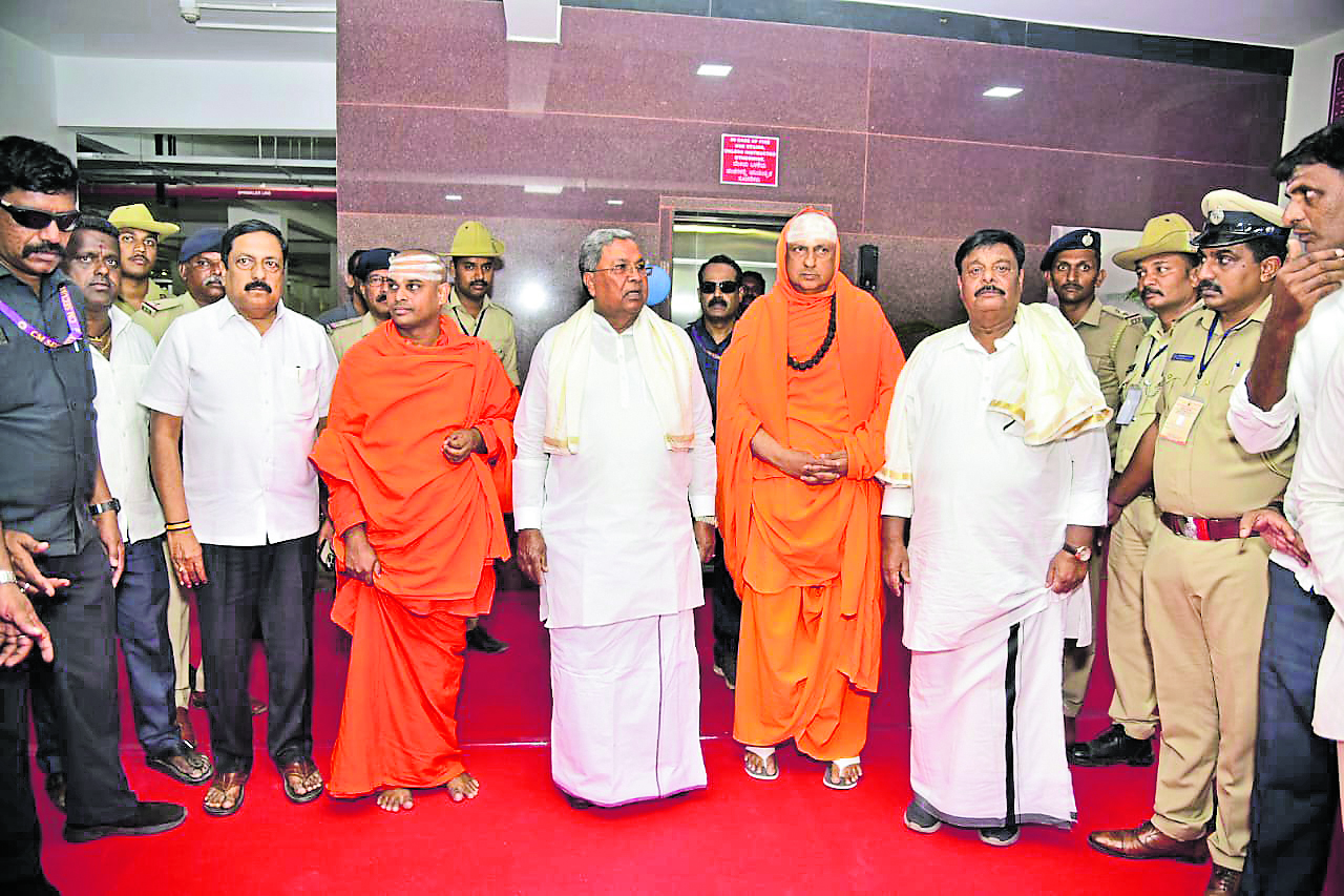 ಮಲೆ ಮಹದೇಶ್ವರ ಬೆಟ್ಟದಲ್ಲಿ ಸಚಿವ ಸಂಪುಟ ಸಭೆಯಲ್ಲಿ ಭಾಗವಹಿಸುವ ಮುನ್ನ ‌ವಜ್ರಮಲೆ ಭವನವನ್ನು ಮುಖ್ಯಮಂತ್ರಿ ಸಿದ್ದರಾಮಯ್ಯ ಉದ್ಘಾಟಿಸಿದ್ದರು. ಈ ವೇಳೆ ಸುತ್ತೂರು ಶ್ರೀಗಳು ಸಚಿವ ಡಾ.ಎಚ್‌.ಸಿ.ಮಹದೇವಪ್ಪ ಸಾಲೂರು ಮಠದ ಶಾಂತ ಮಲ್ಲಿಕಾರ್ಜುನ ಸ್ವಾಮೀಜಿ ಇದ್ದರು