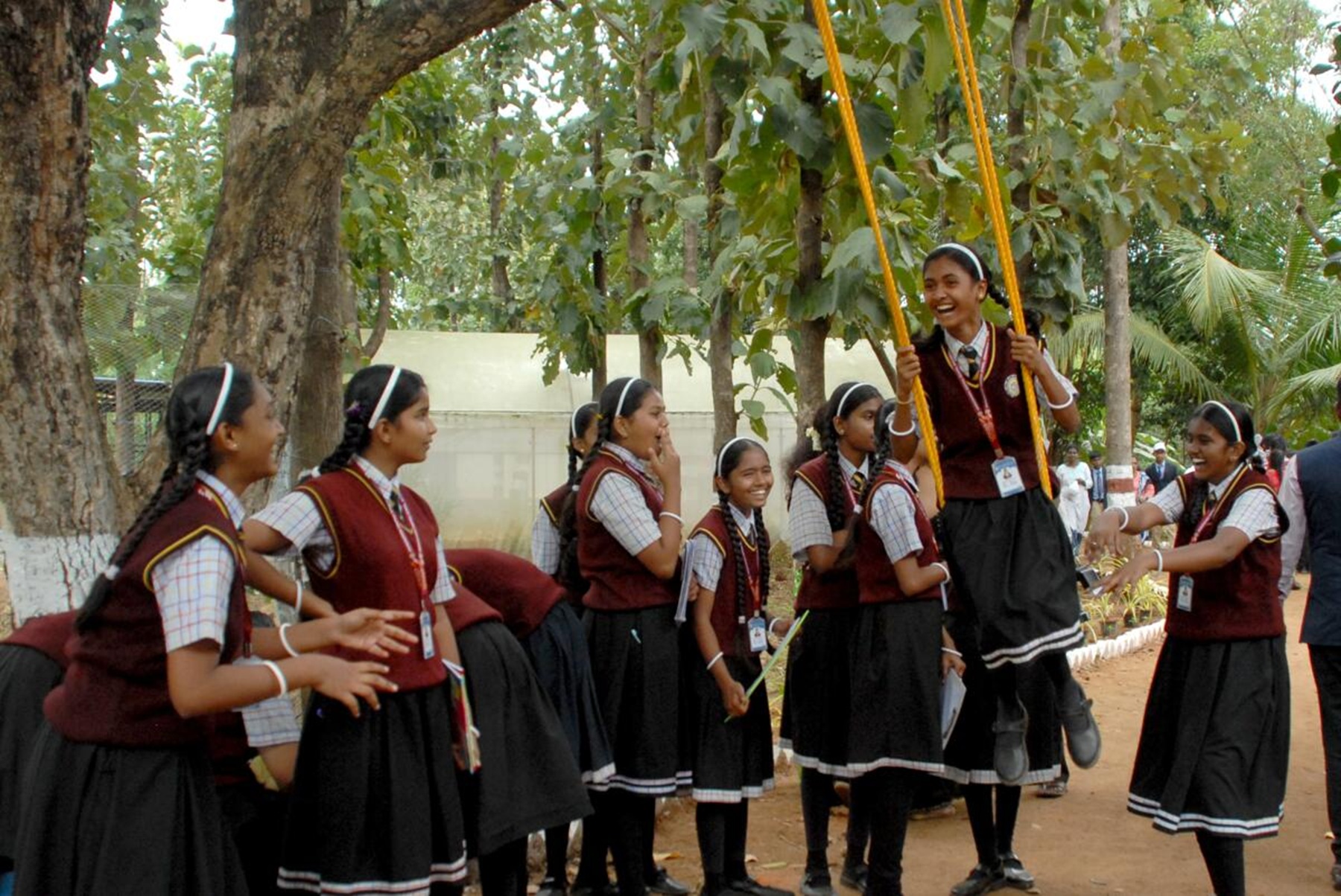 ಶಿವಮೊಗ್ಗದ ನವುಲೆಯ ಕೃಷಿ ಮತ್ತು ತೋಟಗಾರಿಕೆ ಮಹಾವಿದ್ಯಾಲಯದ ಆವರಣದಲ್ಲಿನ ಕೃಷಿ ಯಾನದ ಸ್ಥಳದಲ್ಲಿ ವಿದ್ಯಾರ್ಥಿನಿಯರು ಉಯ್ಯಾಲೆ ಆಡಿ ಸಂಭ್ರಮಿಸಿದ್ದರು 