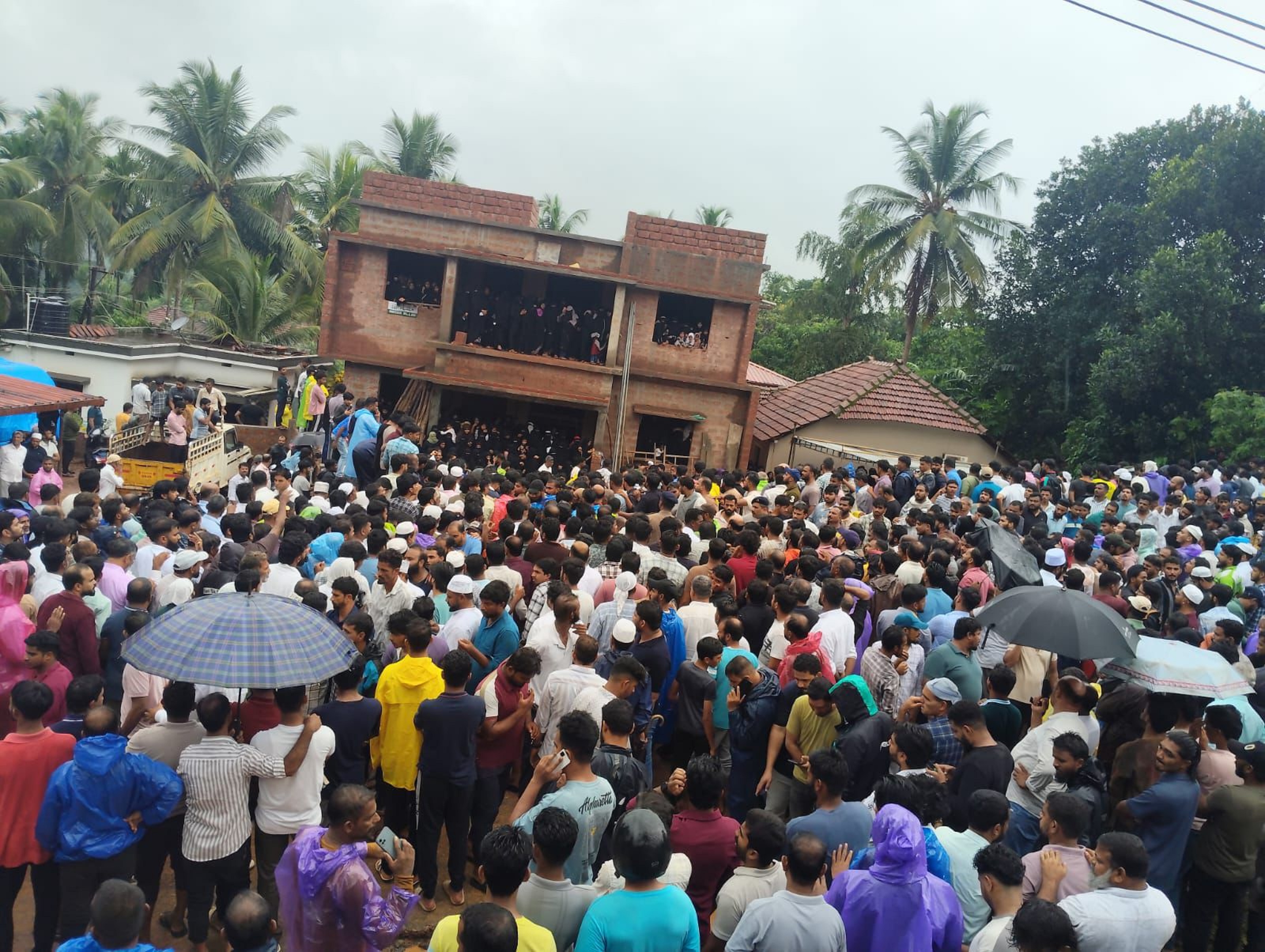 ಹತ್ಯೆಗೊಂಡ ಅಬ್ದುಲ್ ರಹಿಮಾನ್  ಪಾರ್ಥಿವ ಶರೀರ  ಕೊಳತ್ತಮಜಲಿನಲ್ಲಿರುವ ಅವರ ಮನೆಗೆ ತಲುಪಿದ್ದಾಗ ಸೇರಿದ್ದ ಜನ   