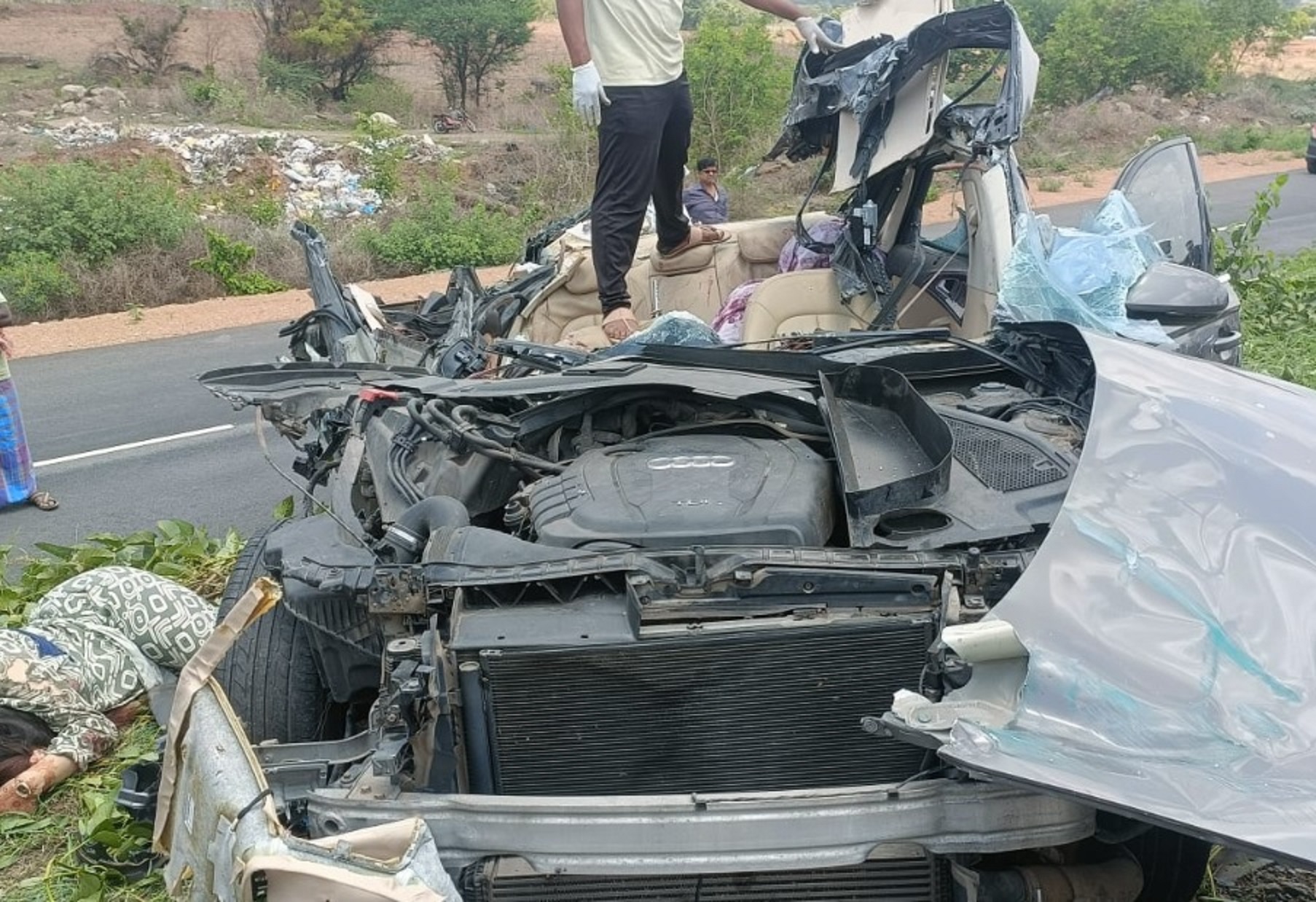 ಮೋಟೆಬೆನ್ನೂರು ಬಳಿಯ ರಾಷ್ಟ್ರೀಯ ಹೆದ್ದಾರಿಯಲ್ಲಿ ಸಂಭವಿಸಿದ ಅಪಘಾತದಲ್ಲಿ ಜಖಂಗೊಂಡ ಔಡಿ ಕಾರು