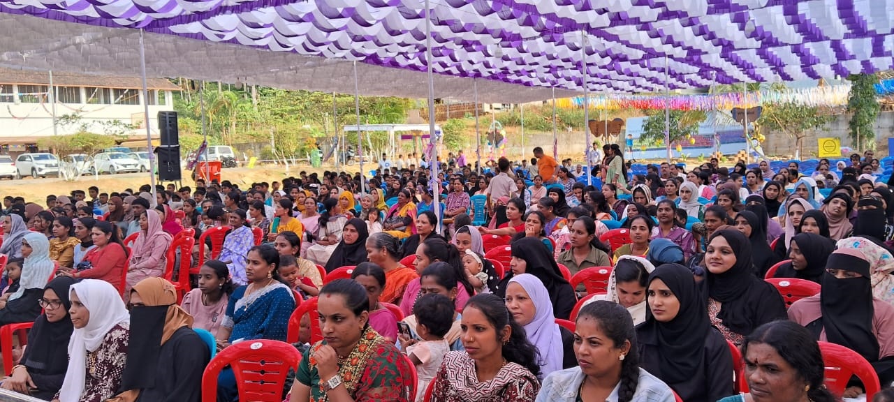 ಕಾರ್ಯಕ್ರಮದಲ್ಲಿ ಭಾಗವಹಿಸಿದ್ದ ಶಾಲೆಯ ಶಿಕ್ಷಕರು ಸಿಬ್ಬಂದಿ ಮತ್ತು ಪೋಷಕರು 