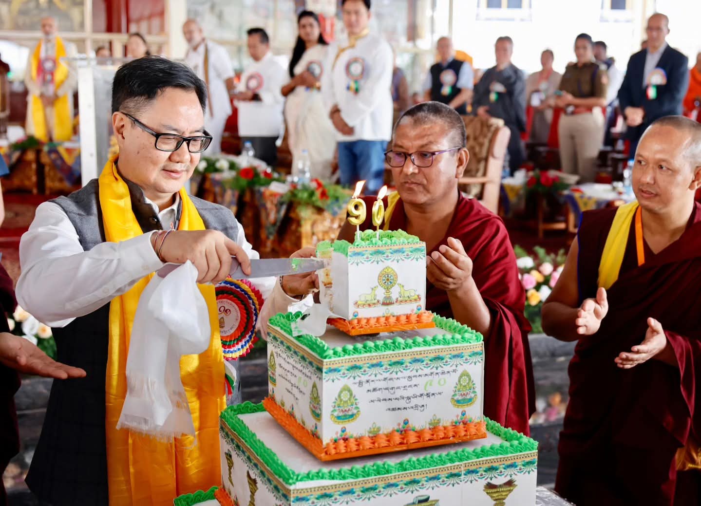ಮುಂಡಗೋಡ ತಾಲ್ಲೂಕಿನ ಟಿಬೆಟಿಯನ್ ಕ್ಯಾಂಪ್ ನಂ. 6ರ ಡ್ರೆಪುಂಗ್ ಲೋಸಲಿಂಗ್ ಬೌದ್ಧ ಮಂದಿರದಲ್ಲಿ ದಲೈ ಲಾಮಾ ಅವರ 90ನೇ ಜನ್ಮದಿನದ ಪ್ರಯುಕ್ತ ಕೇಂದ್ರ ಸಚಿವ ಕಿರಣ್‌ ರಿಜಿಜು ಅವರು ಭಾನುವಾರ ಕೇಕ್ ಕತ್ತರಿಸಿದರು