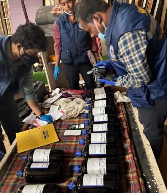 ಆರೋಪಿಗಳಿಂದ ವಶಪಡಿಸಿಕೊಂಡ ಮಾದಕ ವಸ್ತು ತಯಾರಿಸುವ ಕಚ್ಛಾವಸ್ತುಗಳನ್ನು ಎನ್‌ಎಟಿಎಫ್ ಅಧಿಕಾರಿಗಳು ಪರಿಶೀಲಿಸಿದರು. 