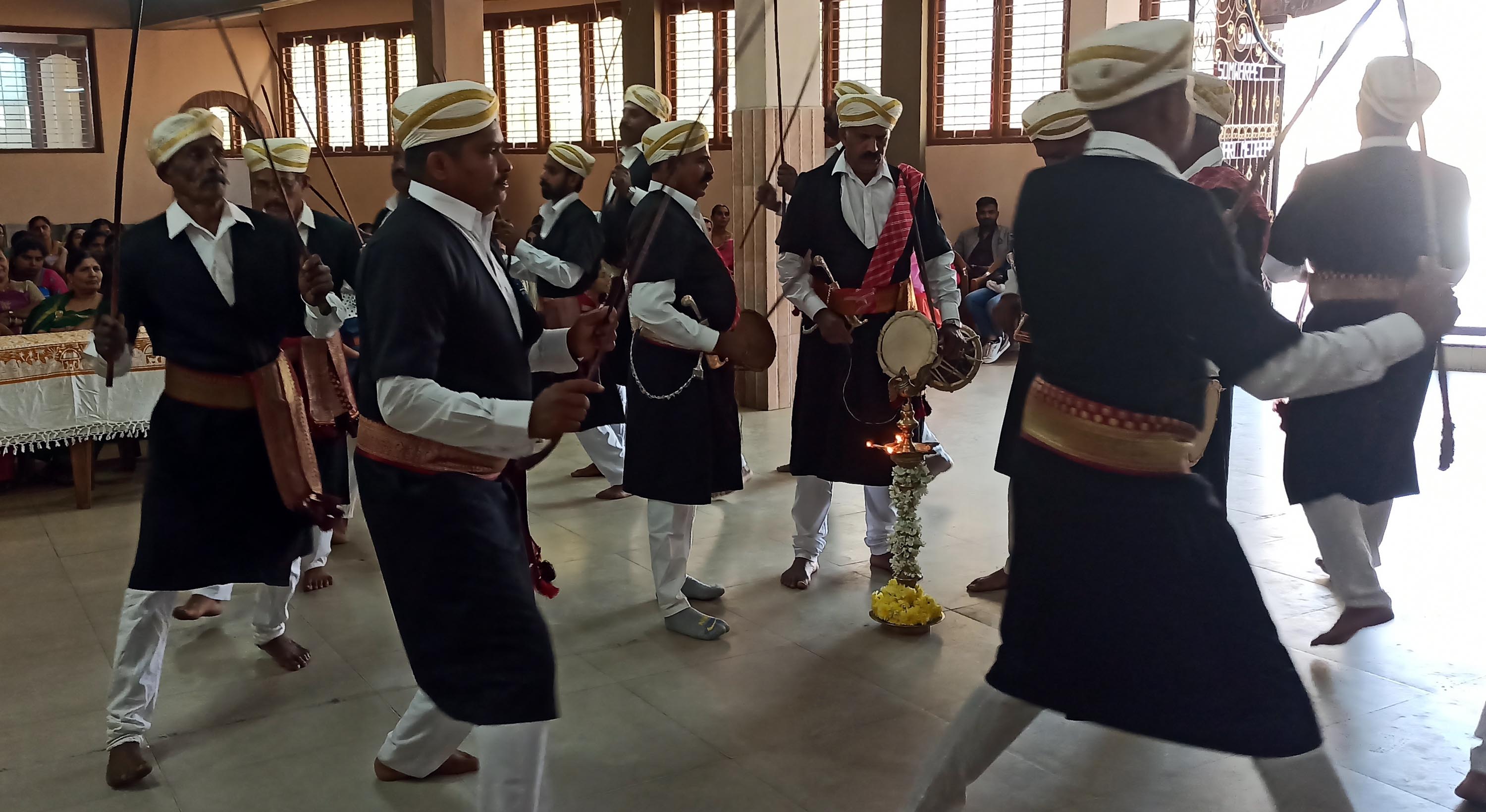 ಪುತ್ತರಿ ಊರೊರ್ಮೆ ಕಾರ್ಯಕ್ರಮದಲ್ಲಿ ಗರ್ವಾಲೆ ಗ್ರಾಮದ ಬೋಟ್ಲಪ್ಪ ತಂಡದಿಂದ ಬೊಳಕಾಟ್ ನಡೆಯಿತು