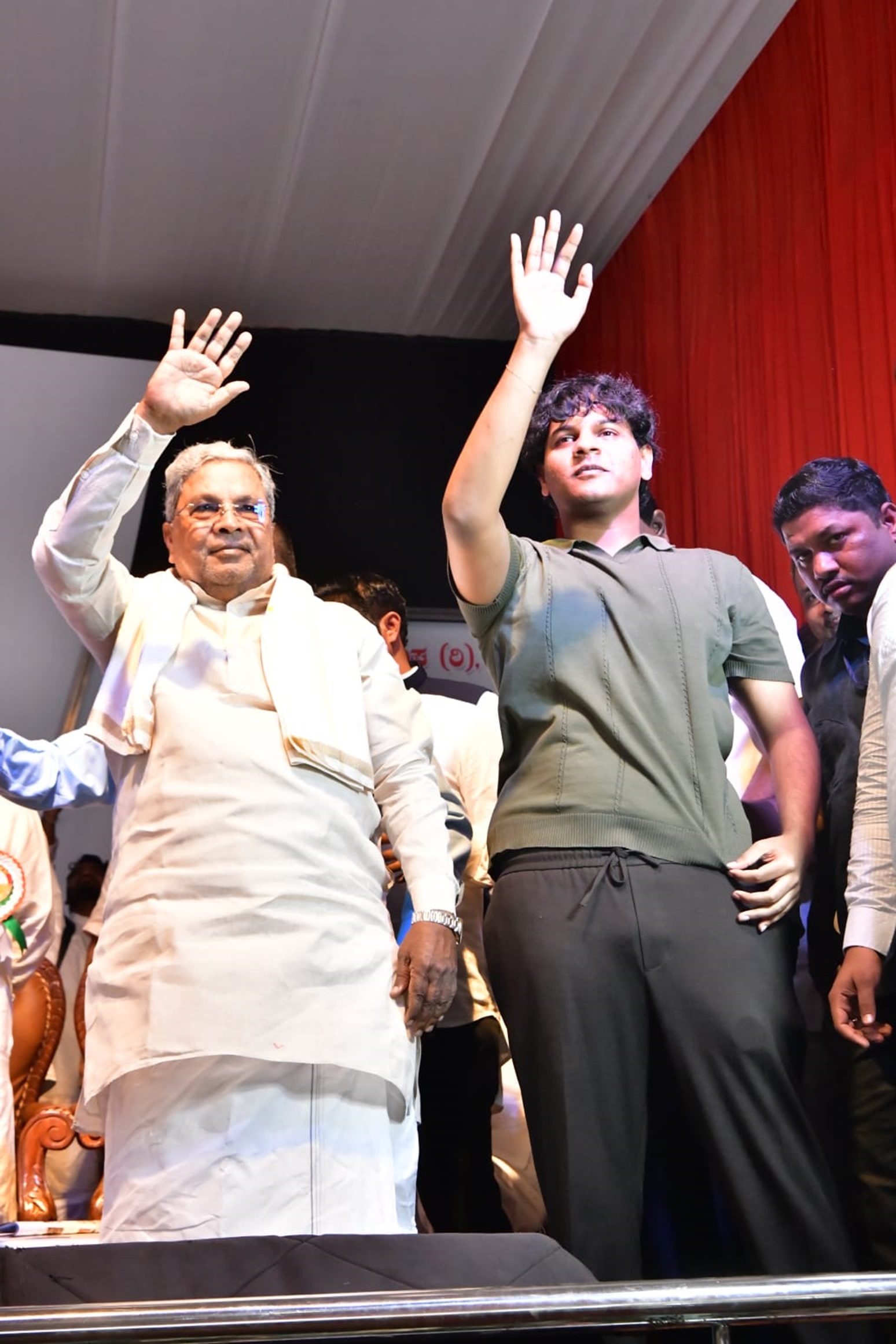 ಮೊಮ್ಮಗ ಧವನ್‌ ಜತೆಗೆ ಜನರತ್ತ ಕೈಬೀಸಿದ ಸಿಎಂ ಸಿದ್ದರಾಮಯ್ಯ