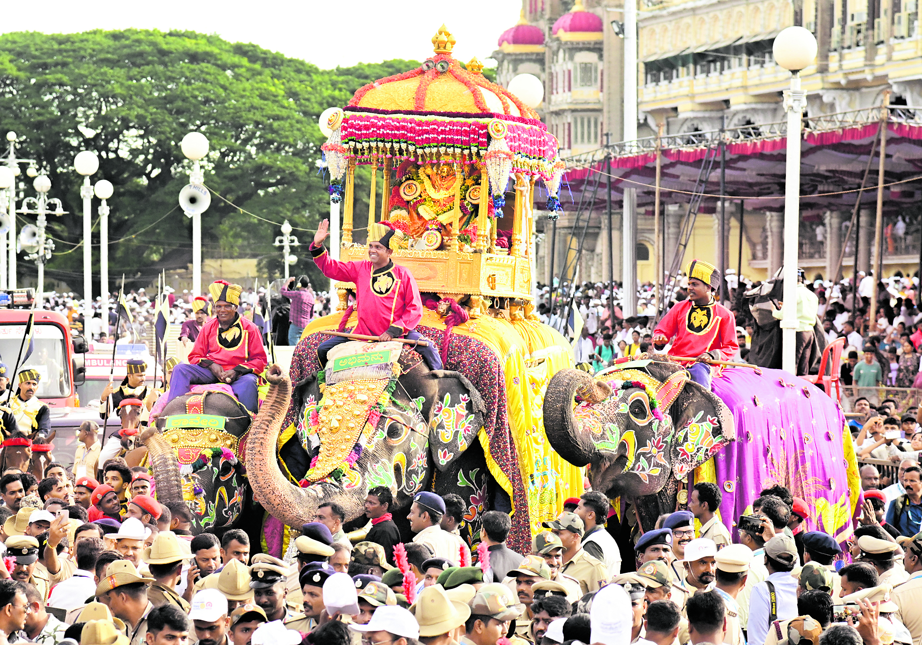 ವಿಶ್ವವಿಖ್ಯಾತ ಮೈಸೂರು ದಸರಾ ಜಂಬೂಸವಾರಿಯಲ್ಲಿ ಚಿನ್ನದ ಅಂಬಾರಿಯನ್ನು ಹೊತ್ತ ಅಭಿಮನ್ಯು ಆನೆ ಗಜಗಾಂಭೀರ್ಯದಿಂದ ಹೆಜ್ಜೆ ಹಾಕಿದ ದೃಶ್ಯ 