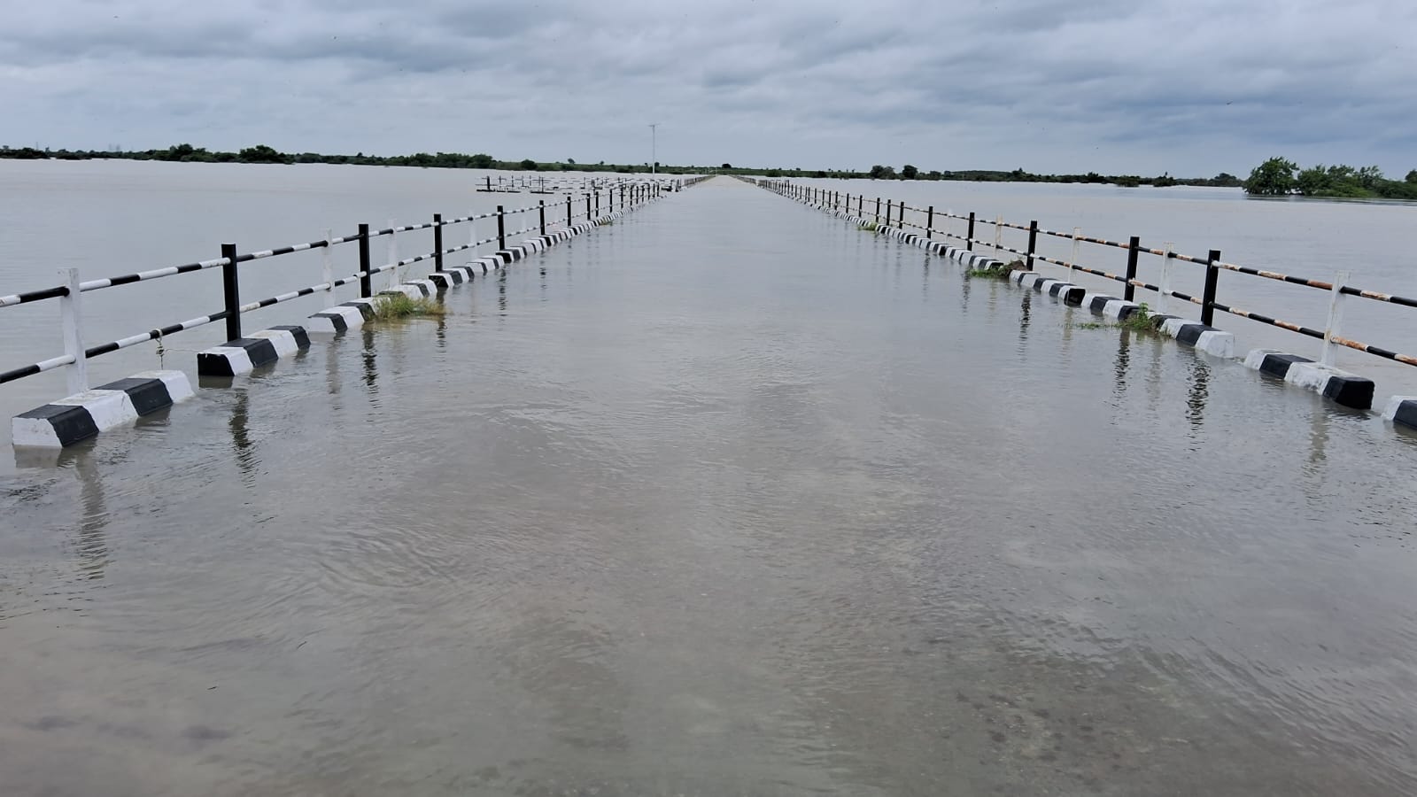 ಕೃಷ್ಣಾ ನದಿ ಉಕ್ಕಿ ಹರಿಯುತ್ತಿರುವ ಕಾರಣ ರಾಯಚೂರು ತಾಲ್ಲೂಕಿನ ಗುರ್ಜಾಪುರ ಬ್ರಿಜ್‌ ಕಂ ಬ್ಯಾರೇಜ್‌ ಮುಳುಗಡೆಯಾಗಿದೆ