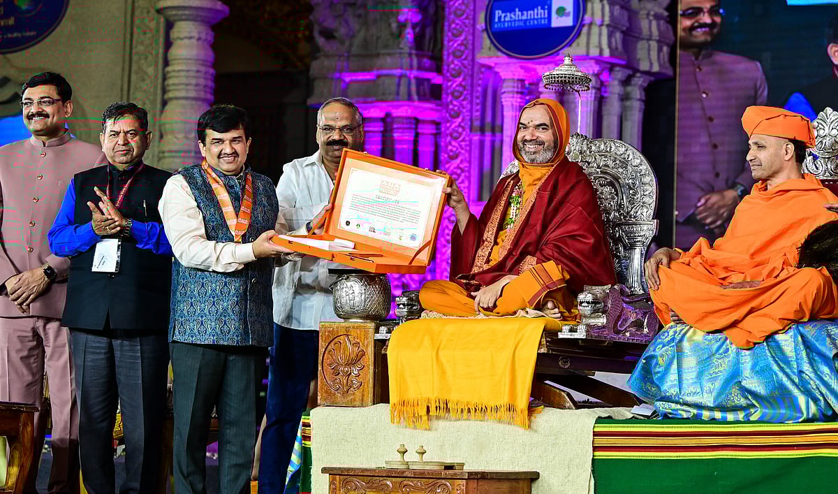 ಸಸ್ಯಾಹಾರ ಅನುಸರಿಸಿದರೆ ಆಯುರ್ವೇದ ಪರಿಣಾಮಕಾರಿ: ಚಾರುಕೀರ್ತಿ ಭಟ್ಟಾರಕ ಸ್ವಾಮೀಜಿ