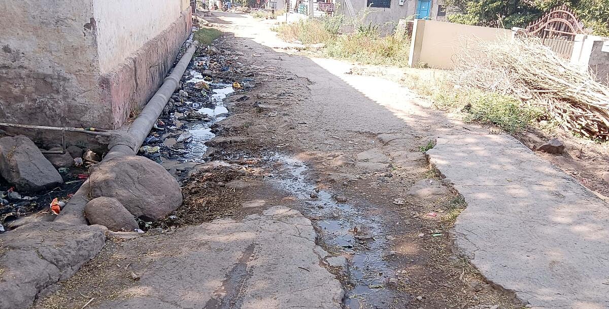 ರಸ್ತೆ ಗುಂಡಿ: ಬೇಸತ್ತ ಆಟೊ ಚಾಲಕರು
