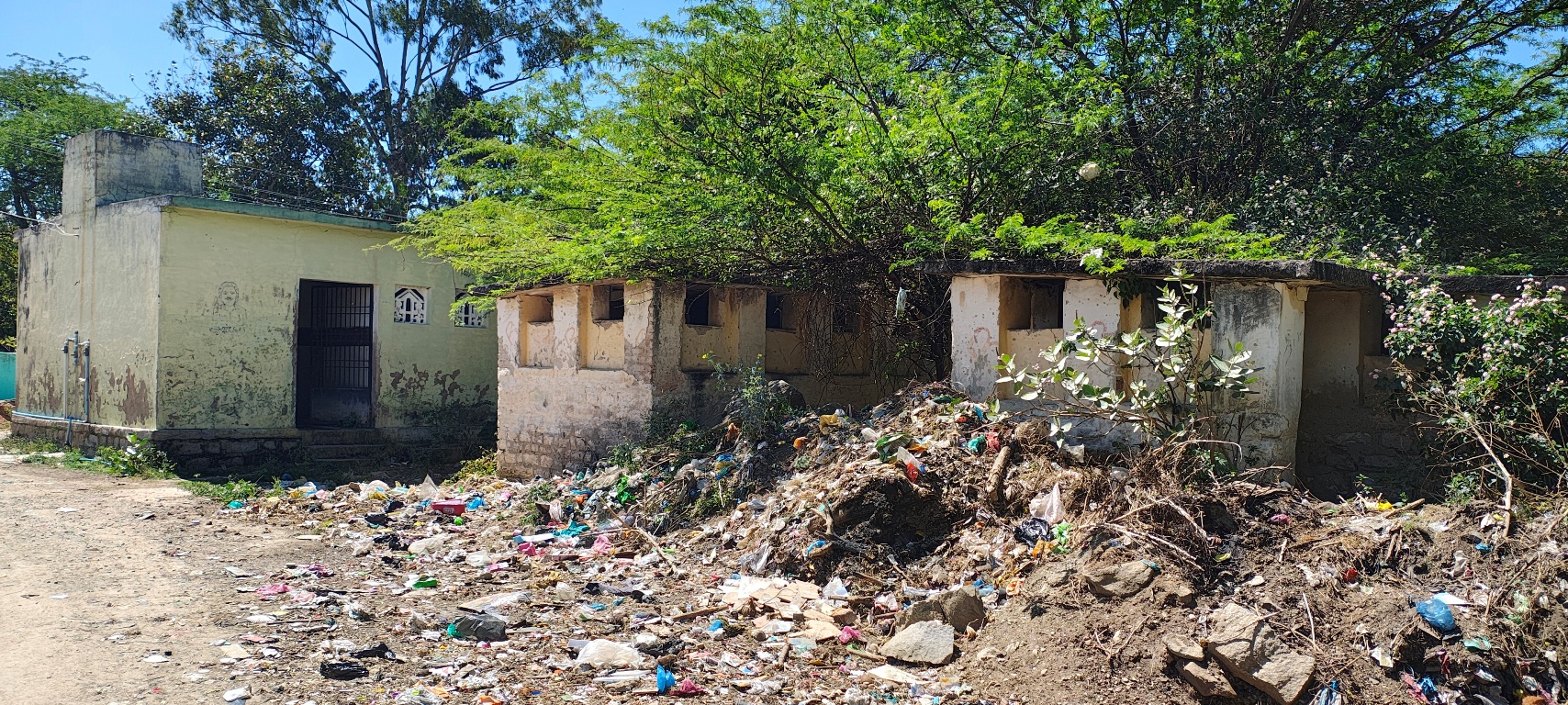 ಎಸ್‌ಟಿ ಬ್ಲಾಕ್‌ ಬಳಿ ಇರುವ ಸಾರ್ವಜನಿಕ ಶೌಚಾಲಯ