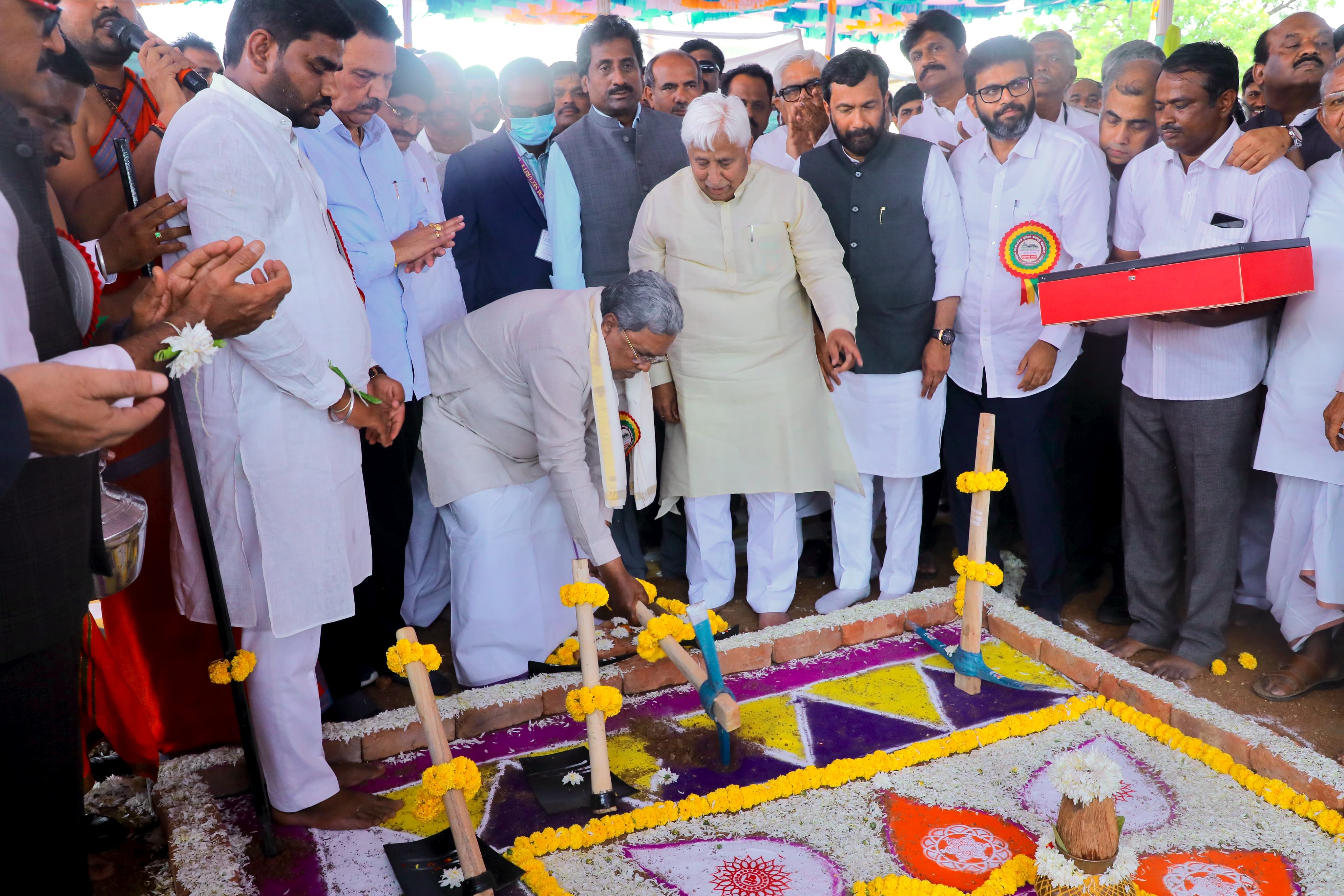 ಗದಗ ತಾಲ್ಲೂಕಿನ ಲಕ್ಕುಂಡಿ ಗ್ರಾಮದ ಕೋಟೆ ವೀರಭದ್ರೇಶ್ವರ ದೇವಸ್ಥಾನದ ಆವರಣದಲ್ಲಿನ ಉತ್ಖನನ ಕಾರ್ಯಕ್ಕೆ ಮುಖ್ಯಮಂತ್ರಿ ಸಿದ್ದರಾಮಯ್ಯ ಚಾಲನೆ ನೀಡಿದ್ದರು