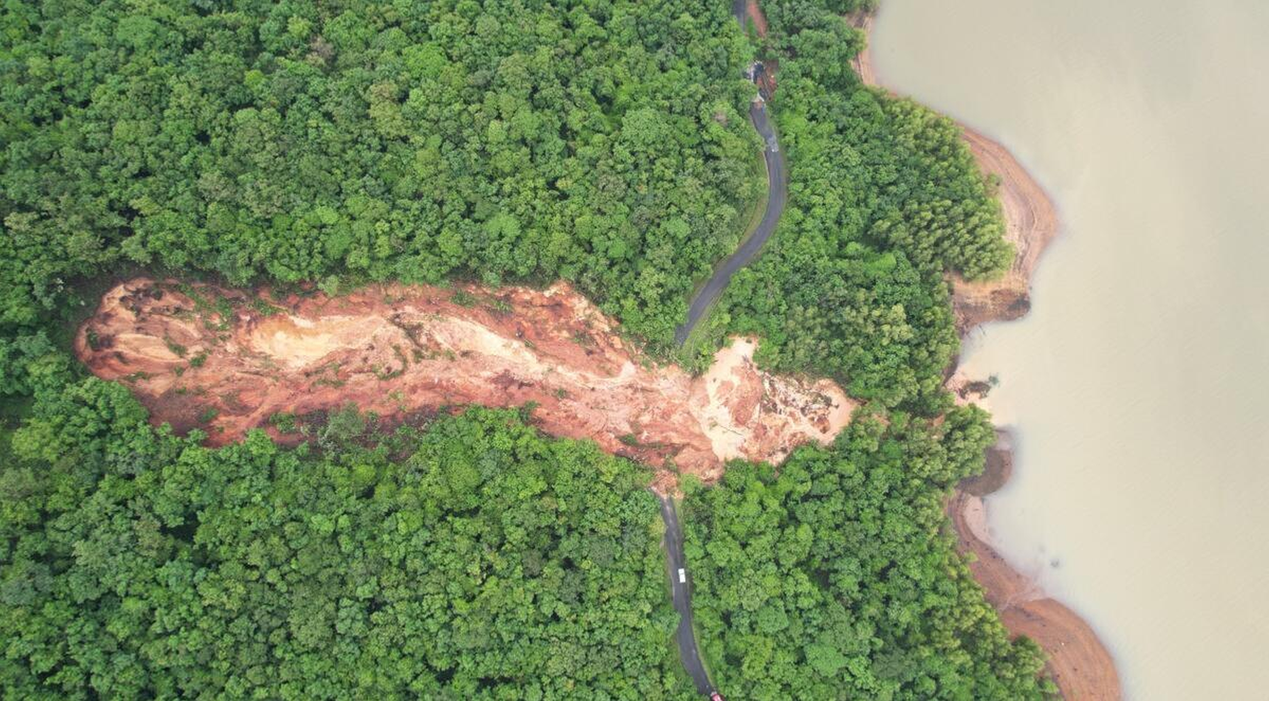 ಕಾರವಾರ ತಾಲ್ಲೂಕಿನ ಕದ್ರಾ–ಕೊಡಸಳ್ಳಿ ಸಂಪರ್ಕಿಸುವ ರಸ್ತೆಯಲ್ಲಿ ಭಾರಿ ಪ್ರಮಾಣದಲ್ಲಿ ಭೂಕುಸಿತ ಸಂಭವಿಸಿತ್ತು.