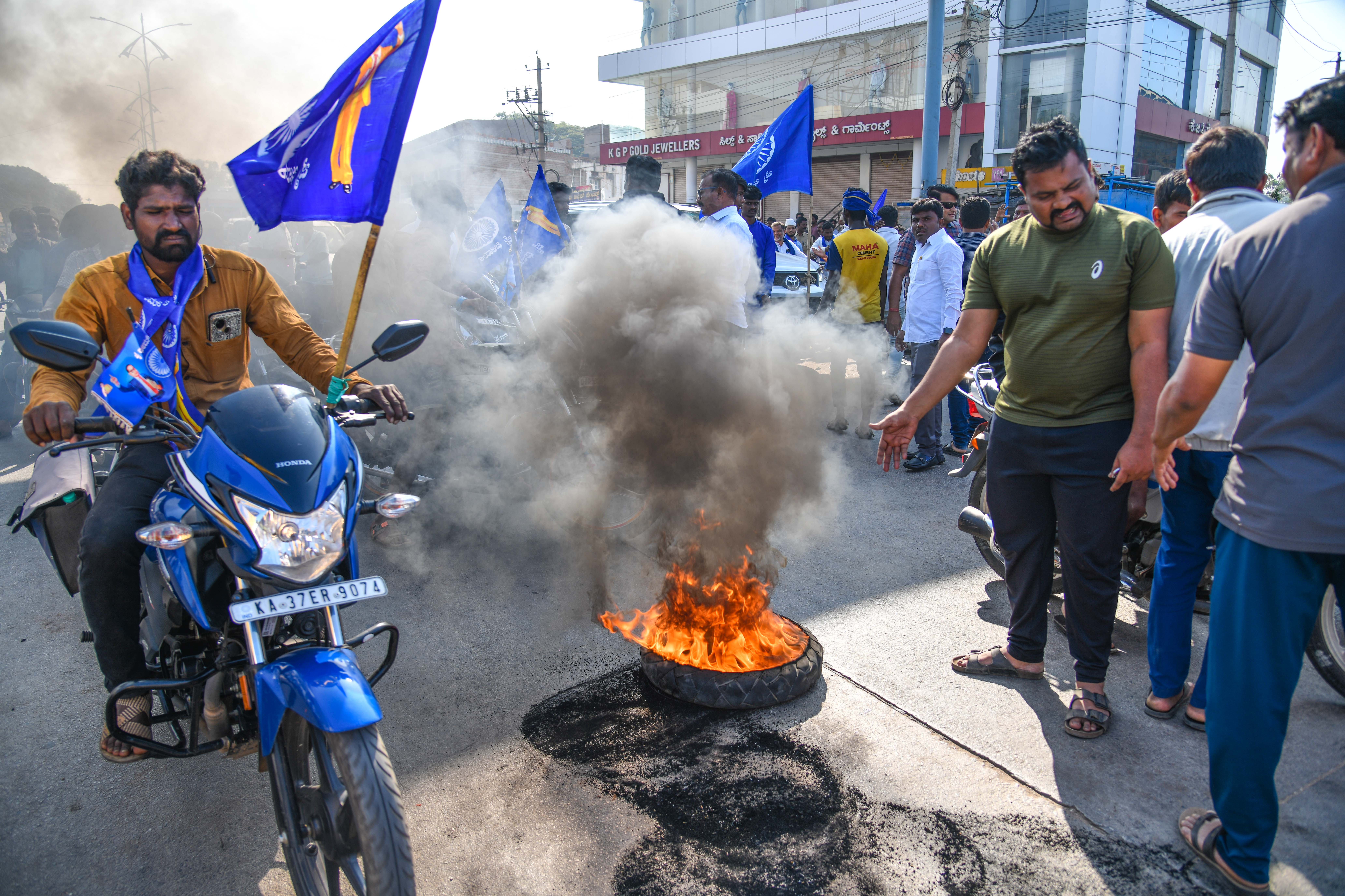 ಅಮಿತ್‌ ಶಾ ಹೇಳಿಕೆ ಖಂಡಿಸಿ ನಡೆದ ಕೊಪ್ಪಳ ಬಂದ್ ವೇಳೆ ಟೈರ್‌ ಸುಟ್ಟು ಆಕ್ರೋಶ ವ್ಯಕ್ತಪಡಿಸಿದ್ದ ಹೋರಾಟಗಾರರು