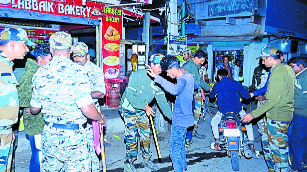 ನಗರದಲ್ಲಿ ನಡೆಯುತ್ತಿರುವ ಅಪರಾಧ ಚಟುವಟಿಕೆ ಹತೋಟಿಗೆ ತರಲು ಪೊಲೀಸ್‌ ಸಿಬ್ಬಂದಿ ವಿಶೇಷ ಕಾರ್ಯಾಚರಣೆ ನಡೆಸಿದ್ದರು