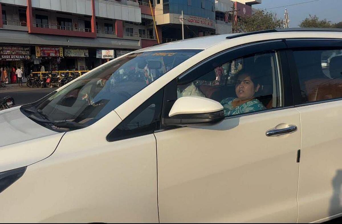 ಸರ್ಕಾರಿ ವಾಹನ ಬಳಸಿದ ಶಾಸಕ ರಾಜು ಕಾಗೆ ಪುತ್ರಿ: ಜಾಲತಾಣದಲ್ಲಿ ಹರಿದಾಡಿದ ವಿಡಿಯೊ