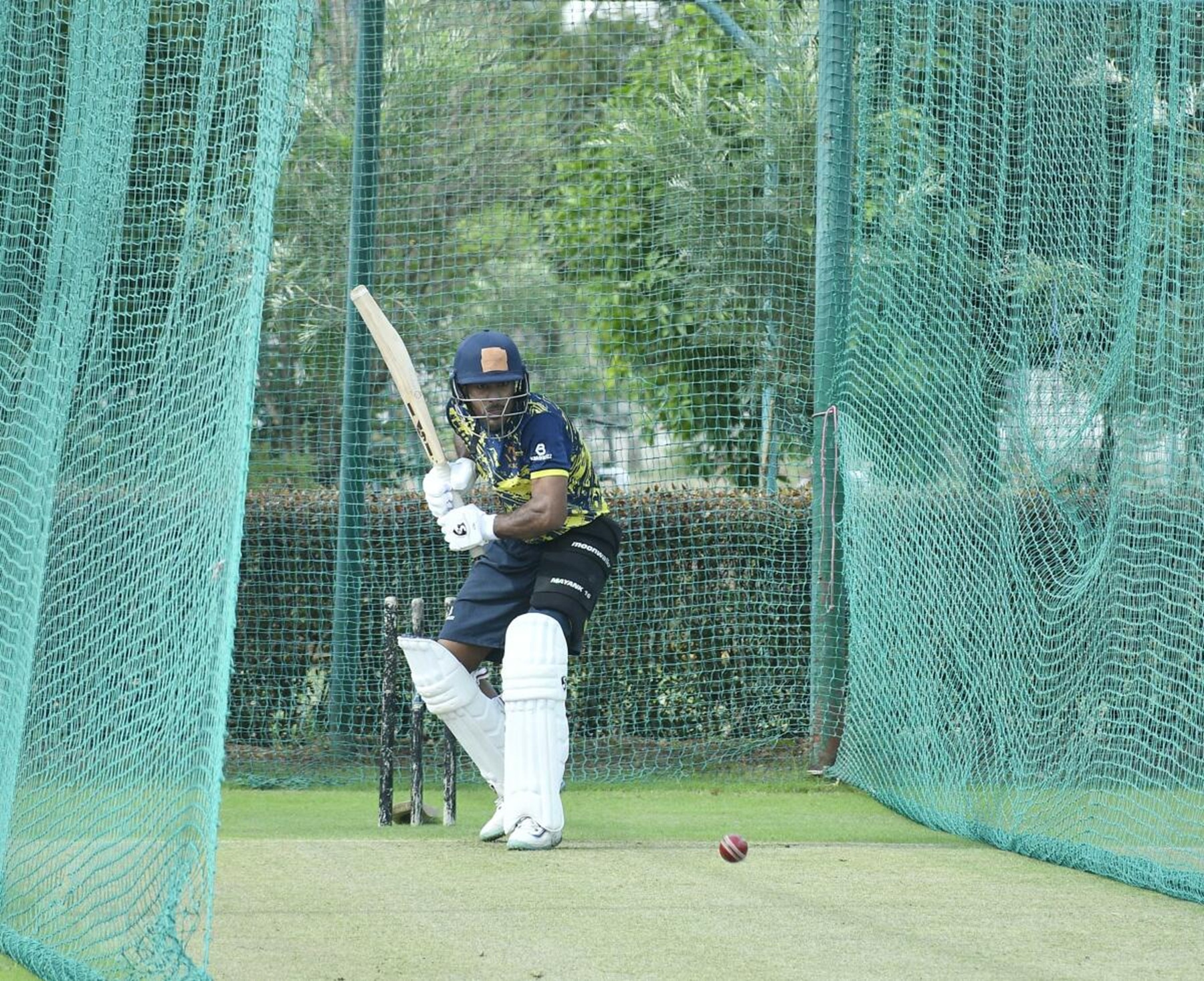 ರಣಜಿ ಪಂದ್ಯದ ಹಿನ್ನೆಲೆಯಲ್ಲಿ ಕರ್ನಾಟಕ ತಂಡದ ನಾಯಕ ಮಯಂಕ್ ಅಗರವಾಲ್ ನೆಟ್ಸ್‌ನಲ್ಲಿ ಅಭ್ಯಾಸ ನಡೆಸಿದ್ದರು 