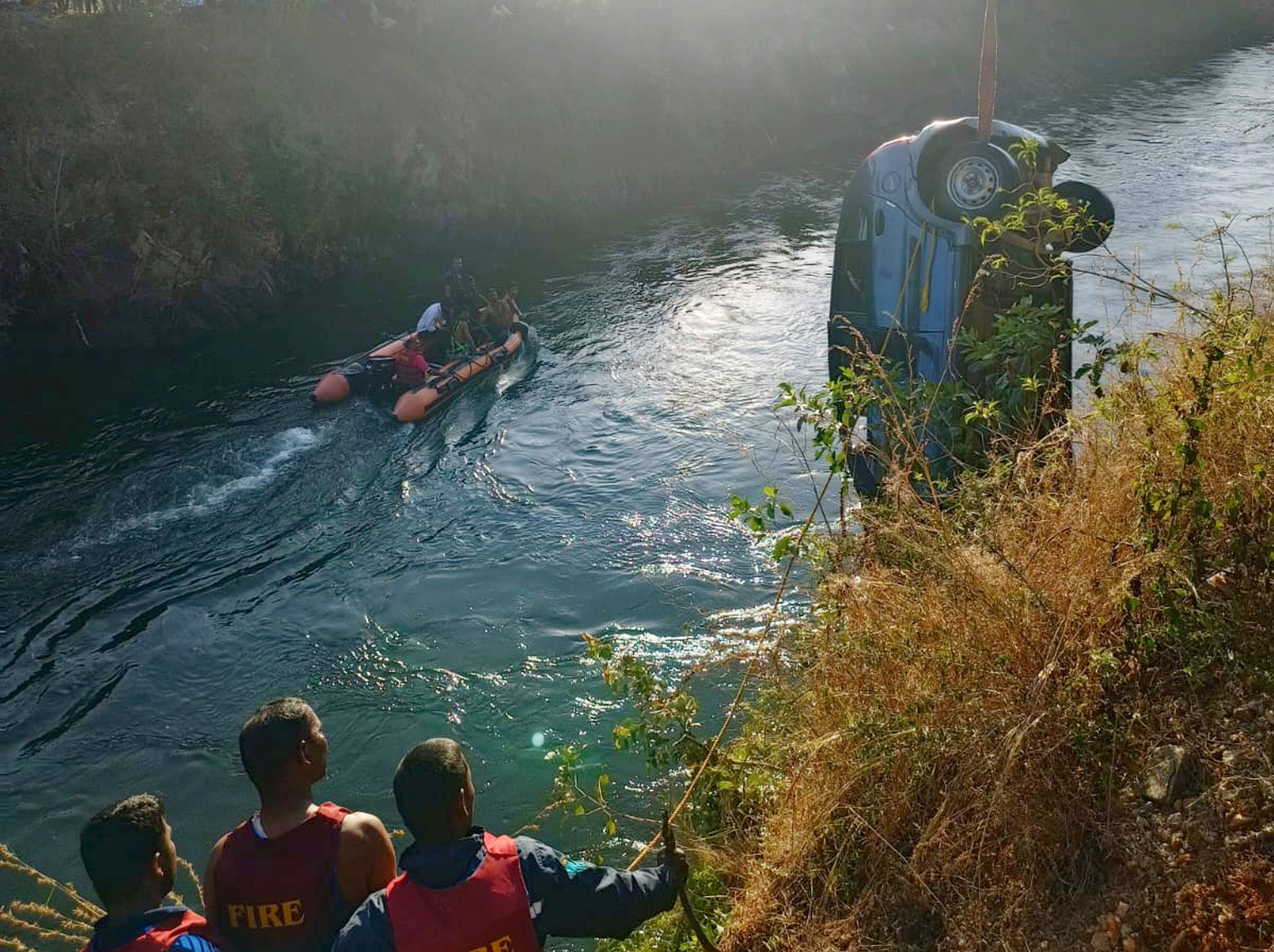 ಮಂಡ್ಯ ತಾಲ್ಲೂಕಿನ ತಿಬ್ಬನಹಳ್ಳಿ ಬಳಿ ಚಾಲಕನ ನಿಯಂತ್ರಣ ತಪ್ಪಿ ವಿಶ್ವೇಶ್ವರಯ್ಯ ನಾಲೆಗೆ ಉರುಳಿಬಿದ್ದ ಕಾರನ್ನು ಅಗ್ನಿಶಾಮಕ ದಳದ ಸಿಬ್ಬಂದಿ ಮೇಲೆತ್ತಿದರು