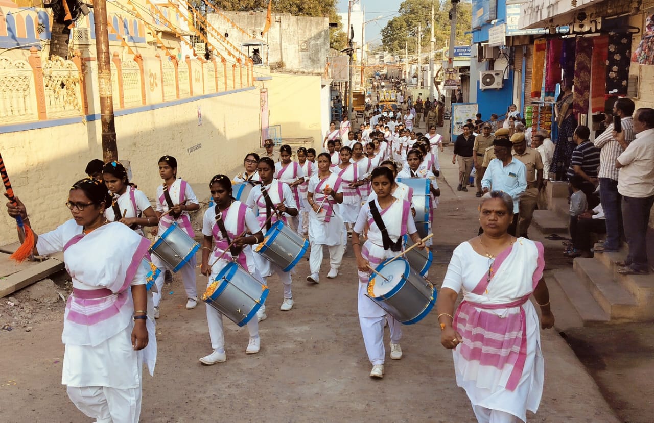 ಗುಳೇದಗುಡ್ಡ ಪಟ್ಟಣದಲ್ಲಿ ರಾಷ್ಟ್ರ ಸೇವಿಕಾ ಸಮೀತಿ ಮಹಿಳಾ ಘಟಕದಿಂದ ಭಾನುವಾರ ಸಾಯಂಕಾಲ 4 ಗಂಟೆಗೆ  ಆಕರ್ಷಕ ಪಥ ಸಂಚಲನ ಜರುಗಿತು 