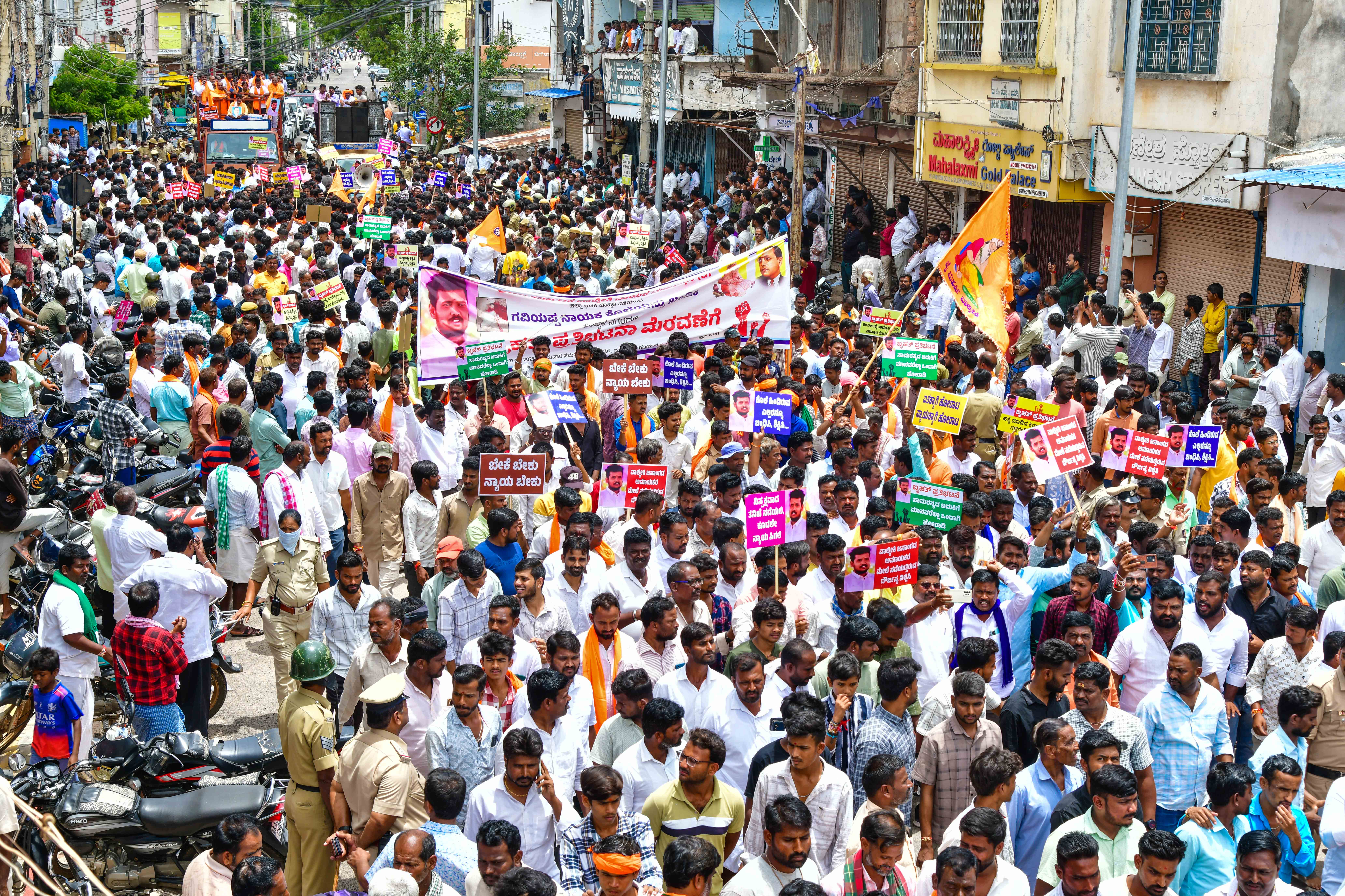 ಕೊಲೆಯಾದ ಗವಿಸಿದ್ಧಪ್ಪ ನಾಯಕನ ಸಾವಿಗೆ ನ್ಯಾಯ ಒದಗಿಸುವಂತೆ ಆಗ್ರಹಿಸಿ ಕೊಪ್ಪಳದಲ್ಲಿ ನಡೆದಿದ್ದ ಬೃಹತ್‌ ಪ್ರತಿಭಟನೆ ಚಿತ್ರ