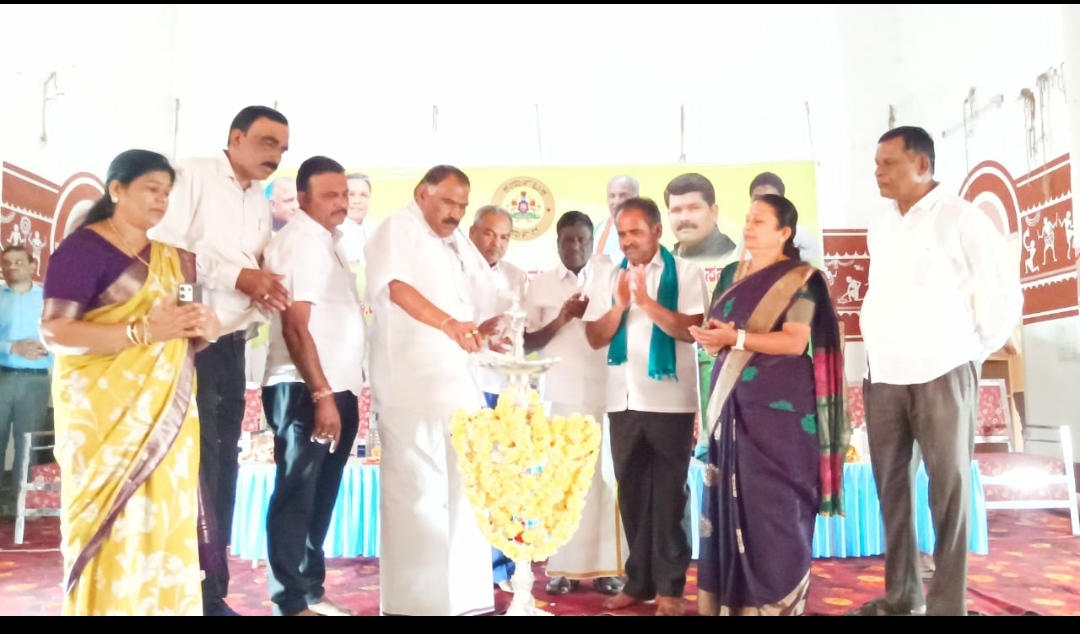 ಅರಸೀಕೆರೆಯಲ್ಲಿ ಭಾನುವಾರ ನಡೆದ ಕಾರ್ಯಕ್ರಮದಲ್ಲಿ ಶಾಸಕ ಕೆ.ಎಂ. ಶಿವಲಿಂಗೇಗೌಡ ಗಂಗಾ ಕಲ್ಯಾಣ ಯೋಜನೆಯ 200 ಫಲಾನುಭವಿಗಳಿಗೆ ಕೊಳವೆ ಬಾವಿಯ  ಮಂಜೂರಾತಿ ಪತ್ರ ವಿತರಿಸಿ ಮಾತನಾಡಿದರು.