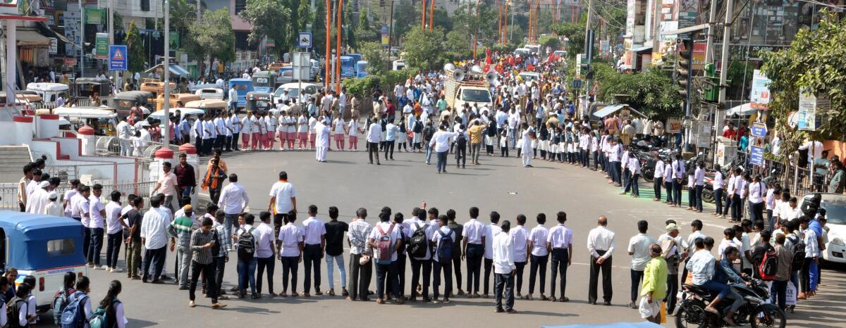 ವಿಜಯಪುರದಲ್ಲಿ ಸರ್ಕಾರವೇ ಸರ್ಕಾರಿ ವೈದ್ಯಕೀಯ ಕಾಲೇಜು ಆರಂಭಿಸಬೇಕು ಎಂದು ಆಗ್ರಹಿಸಿ  ಗಾಂಧಿವೃತ್ತದಲ್ಲಿ ಮಾನವ ಸರಪಳಿ ರಚಿಸಿ ನಡೆದ ಹೋರಾಟ