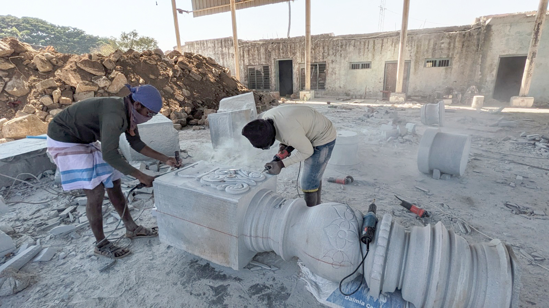 ಸಿಂಧನೂರು ತಾಲ್ಲೂಕಿನ ಅಂಬಾಮಠದ ಅಂಬಾದೇವಿ ದೇವಸ್ಥಾನದ ಶಿಲಾ ಮಂಟಪ ನಿರ್ಮಾಣಕ್ಕಾಗಿ ಶಿಲ್ಪಿಗಳು ಶಿಲೆಗಳನ್ನು ಕೆತ್ತನೆ ಮಾಡುತ್ತಿರುವ ದೃಶ್ಯ