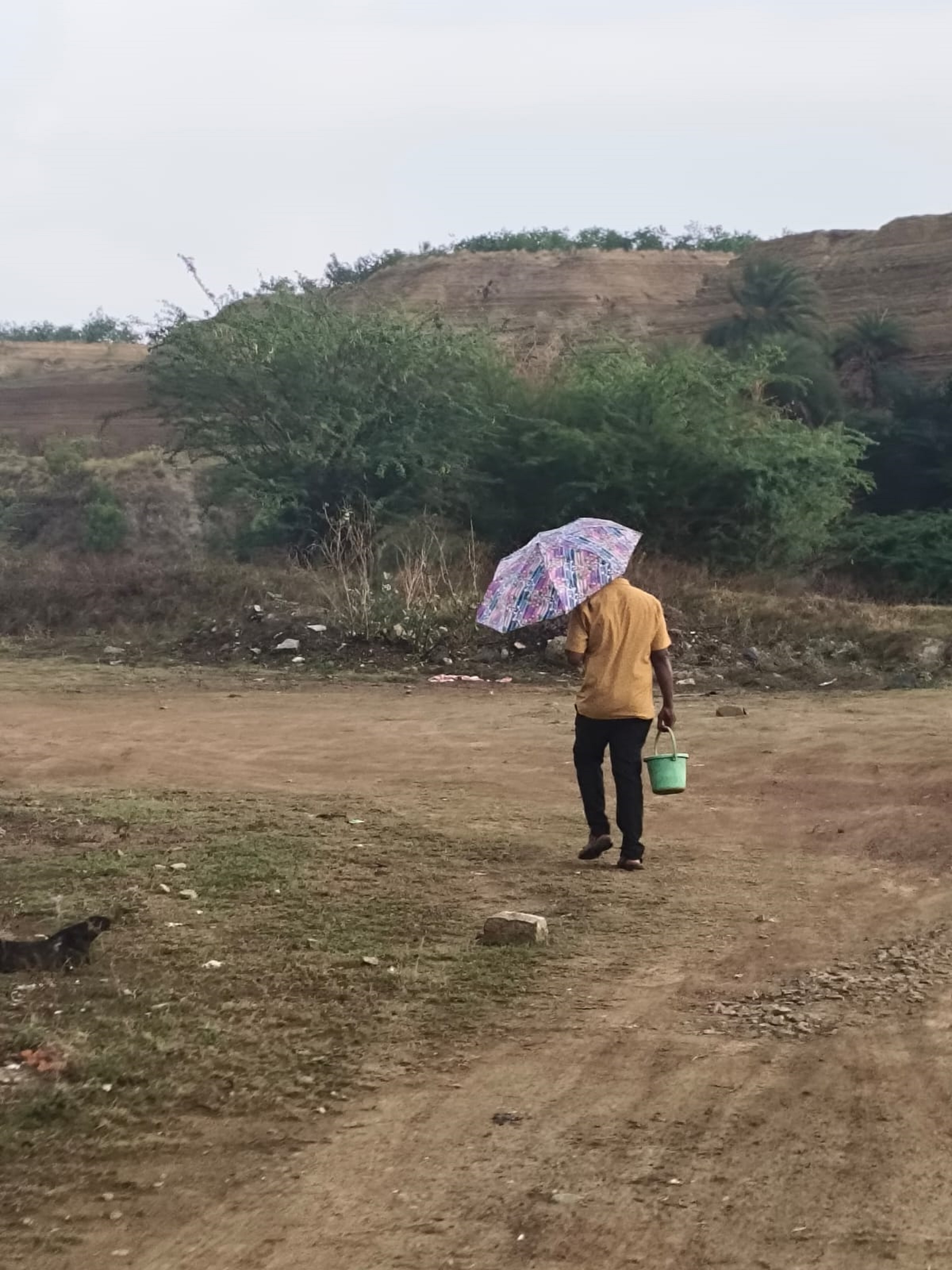 ಮುಂಜಾನೆ ಸೈನೈಡ್‌ ಗುಡ್ಡದ ಕಡೆ ಬಯಲು ಶೌಚಕ್ಕೆ ಹೋಗುತ್ತಿರುವ ನಿವಾಸಿ