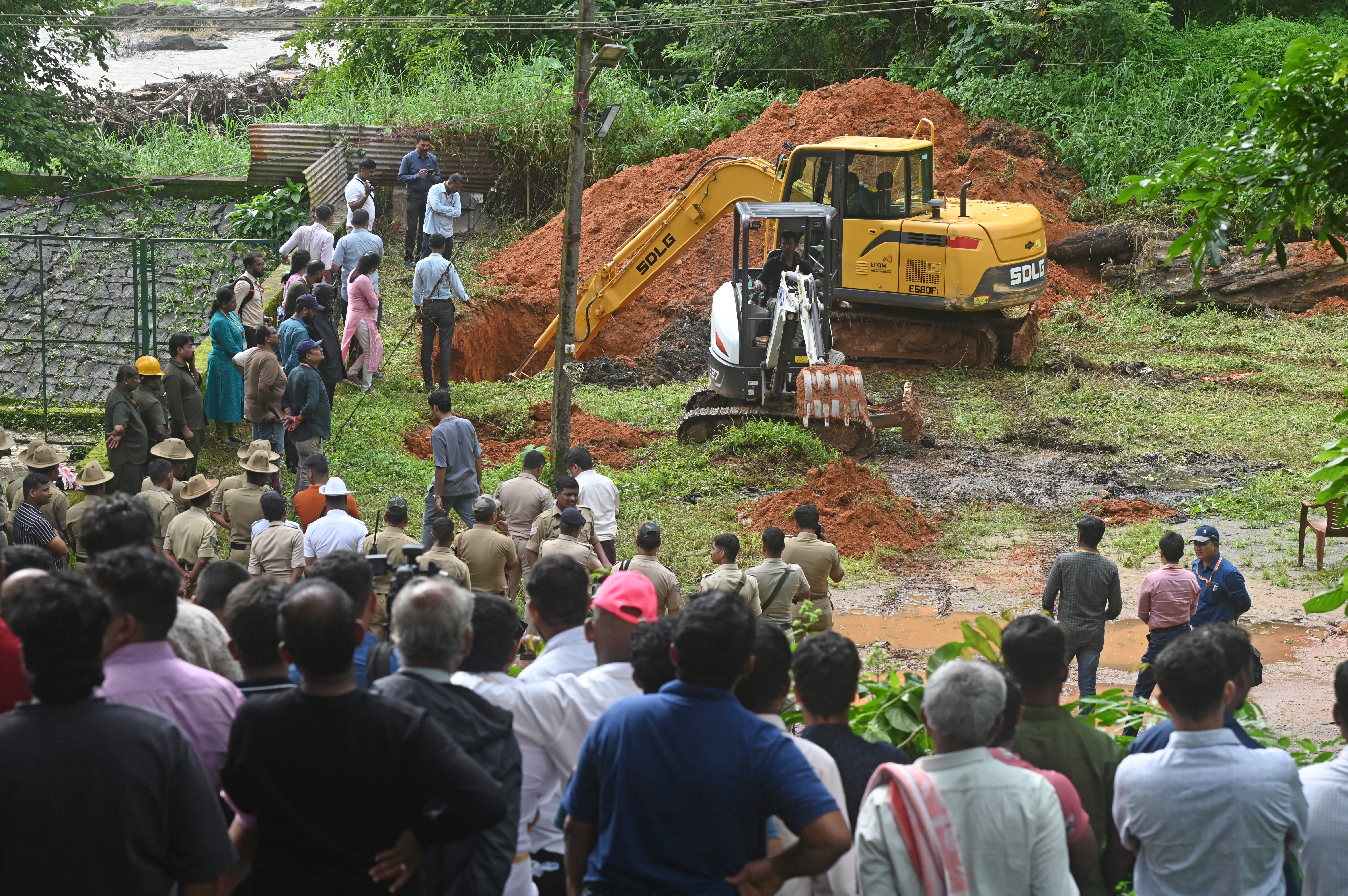 ಧರ್ಮಸ್ಥಳ ಸ್ನಾನಘಟ್ಟದ ಬಳಿ ಎಸ್ಐಟಿ  ನೇತೃತ್ವದಲ್ಲಿ ನಡೆದ  ಶೋಧಕಾರ್ಯ  