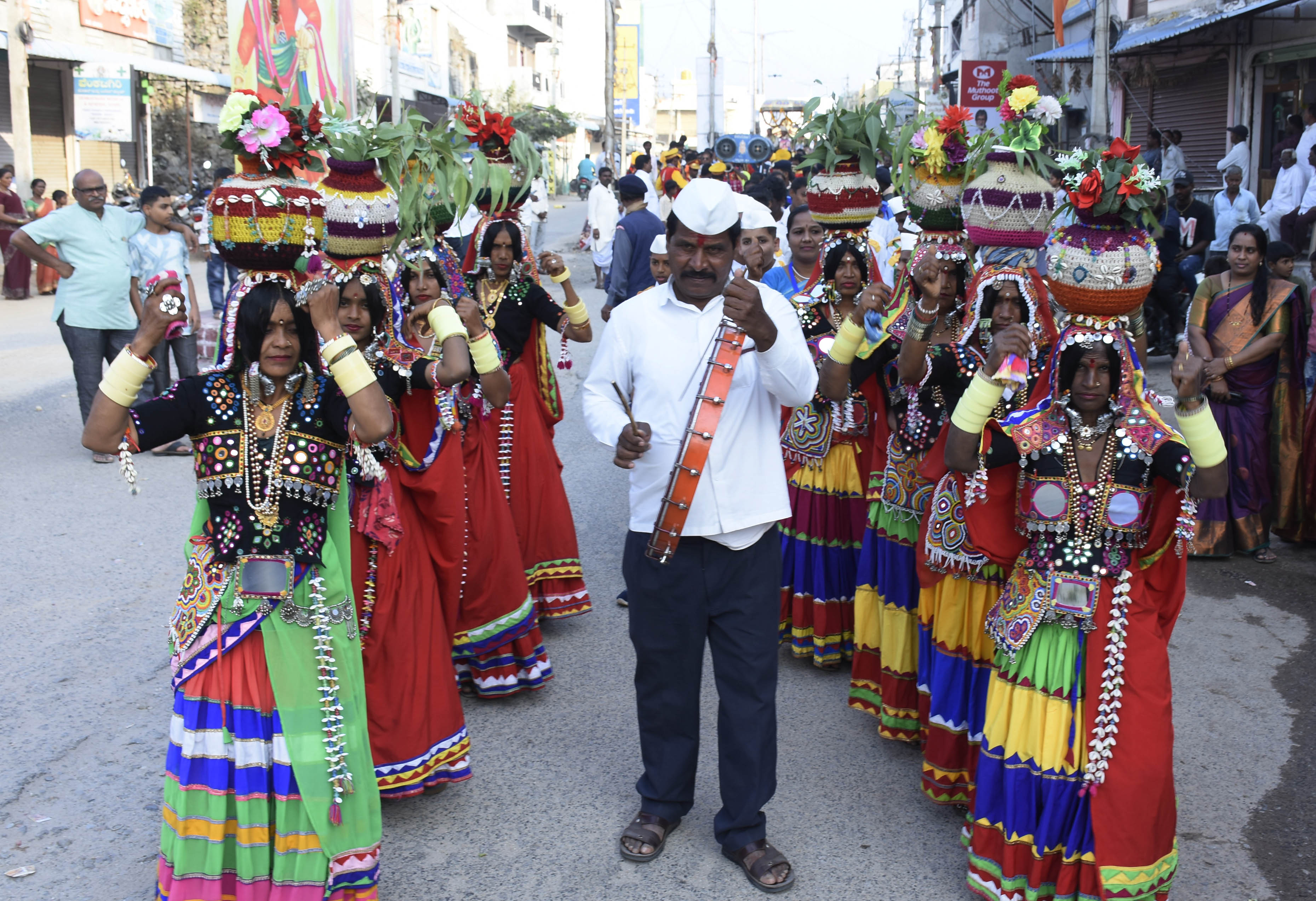 ಯಾದಗಿರಿಯಲ್ಲಿ ಭಾನುವಾರ ನಡೆದ ರಾಜ್ಯಮಟ್ಟದ 5ನೇ ವೈಜ್ಞಾನಿಕ ಸಮ್ಮೇಳನ ಅಧ್ಯಕ್ಷರ ಮೆರವಣಿಗೆಯಲ್ಲಿ ನೃತ್ಯದ ಮಾಡಿದ ಲಂಬಾಣಿ ಕಲಾವಿದರು