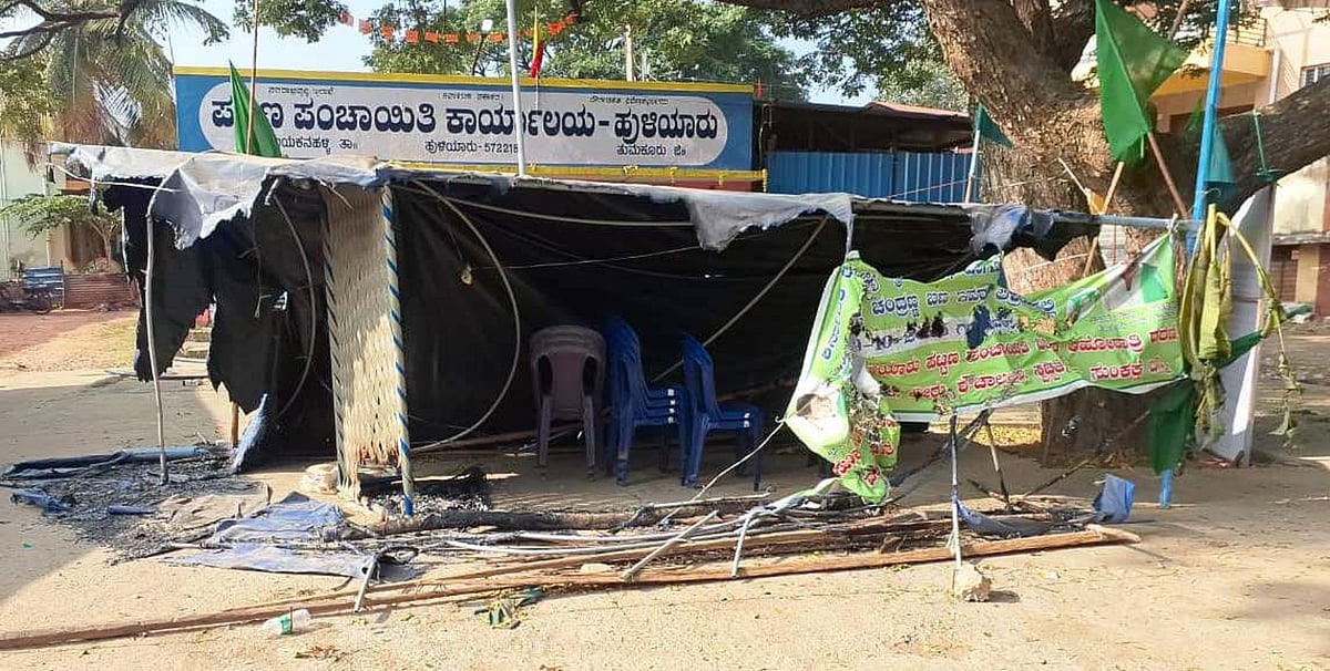 ಧರಣಿ ಬಿಡಾರಕ್ಕೆ ಬೆಂಕಿ