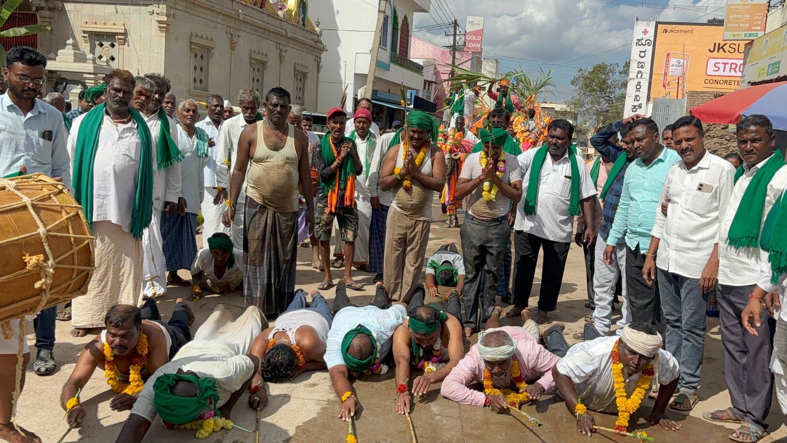 ಮೆಕ್ಕೆಜೋಳದ ಬೆಂಬಲ ಬೆಲೆ ಖರೀದಿ ಕೇಂದ್ರ ಆರಂಭಿಸಬೇಕು ಎಂದು ಆಗ್ರಹಿಸಿ ಲಕ್ಷ್ಮೇಶ್ವರದ ರೈತರು ದೀಡ್ ನಮಸ್ಕಾರ ಹಾಕುವುದರ ಮೂಲಕ ಗಮನ ಸೆಳೆದರು