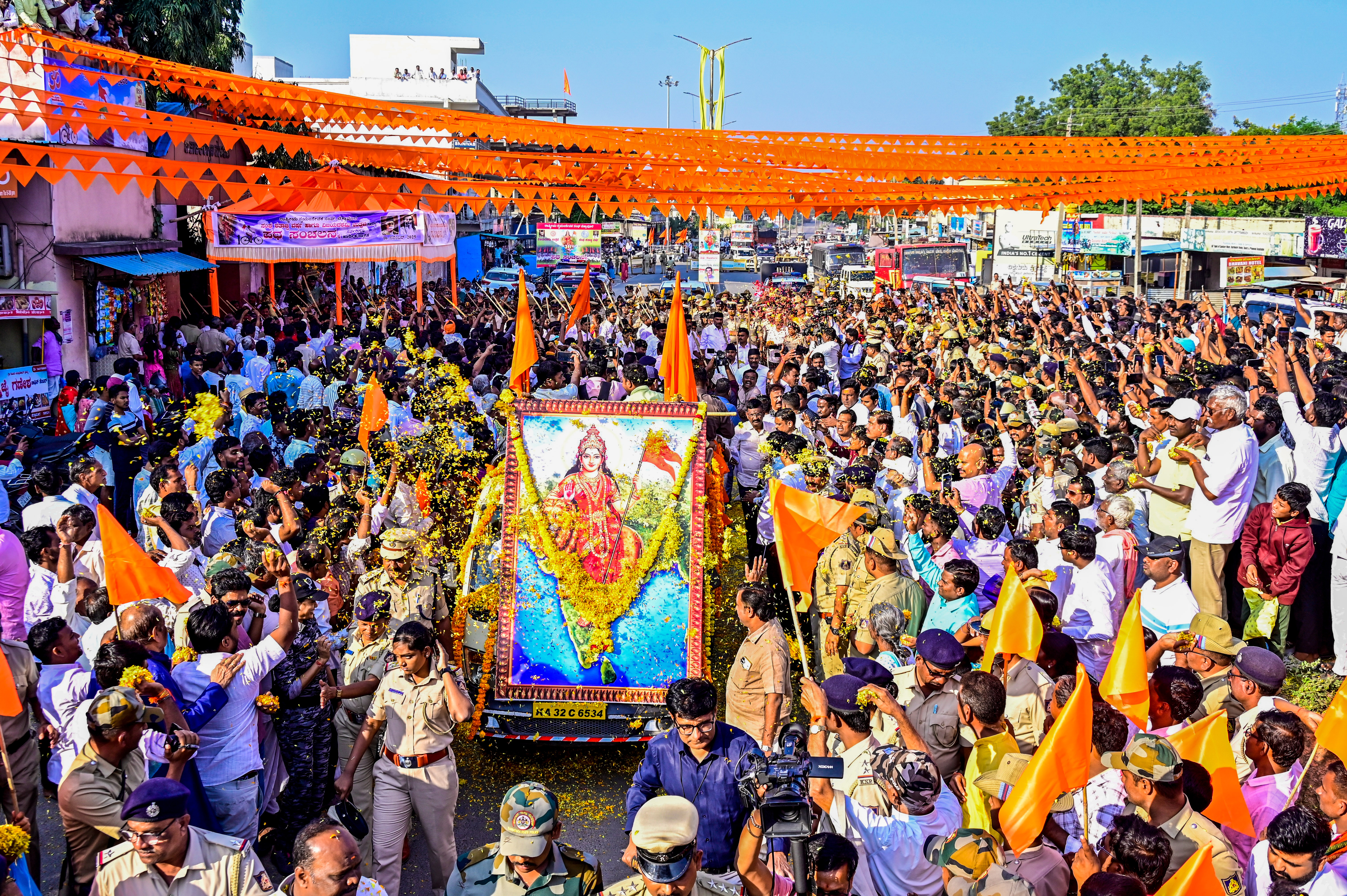 ಕಲಬುರಗಿ ಜಿಲ್ಲೆಯ ಚಿತ್ತಾಪುರದಲ್ಲಿ ನ.16ರಂದು ನಡೆದ ಆರ್‌ಎಸ್‌ಎಸ್‌ ಪಥಸಂಚಲನದ ನೋಟ...