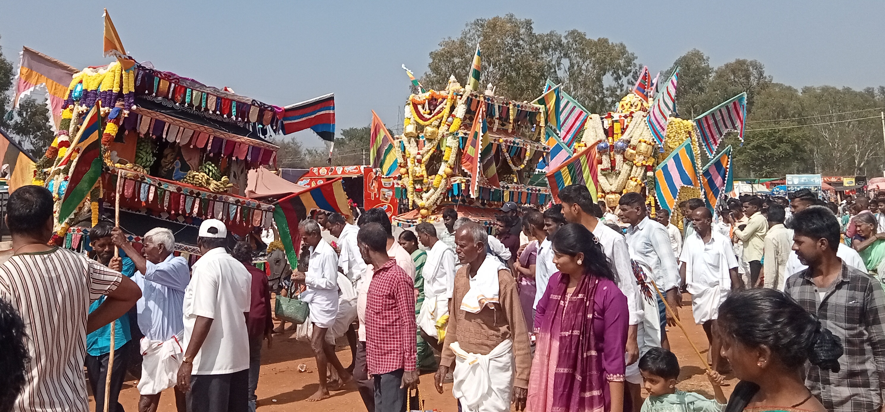 ಸಂತೇಮರಹಳ್ಳಿ ಸಮೀಪದ ಕಸ್ತೂರು ದೊಡ್ಡಮ್ಮ ತಾಯಿ ಜಾತ್ರೆಗೆ ಆಗಮಿಸಿದ ಅಲಂಕೃತ ಬಂಡಿಗಳು