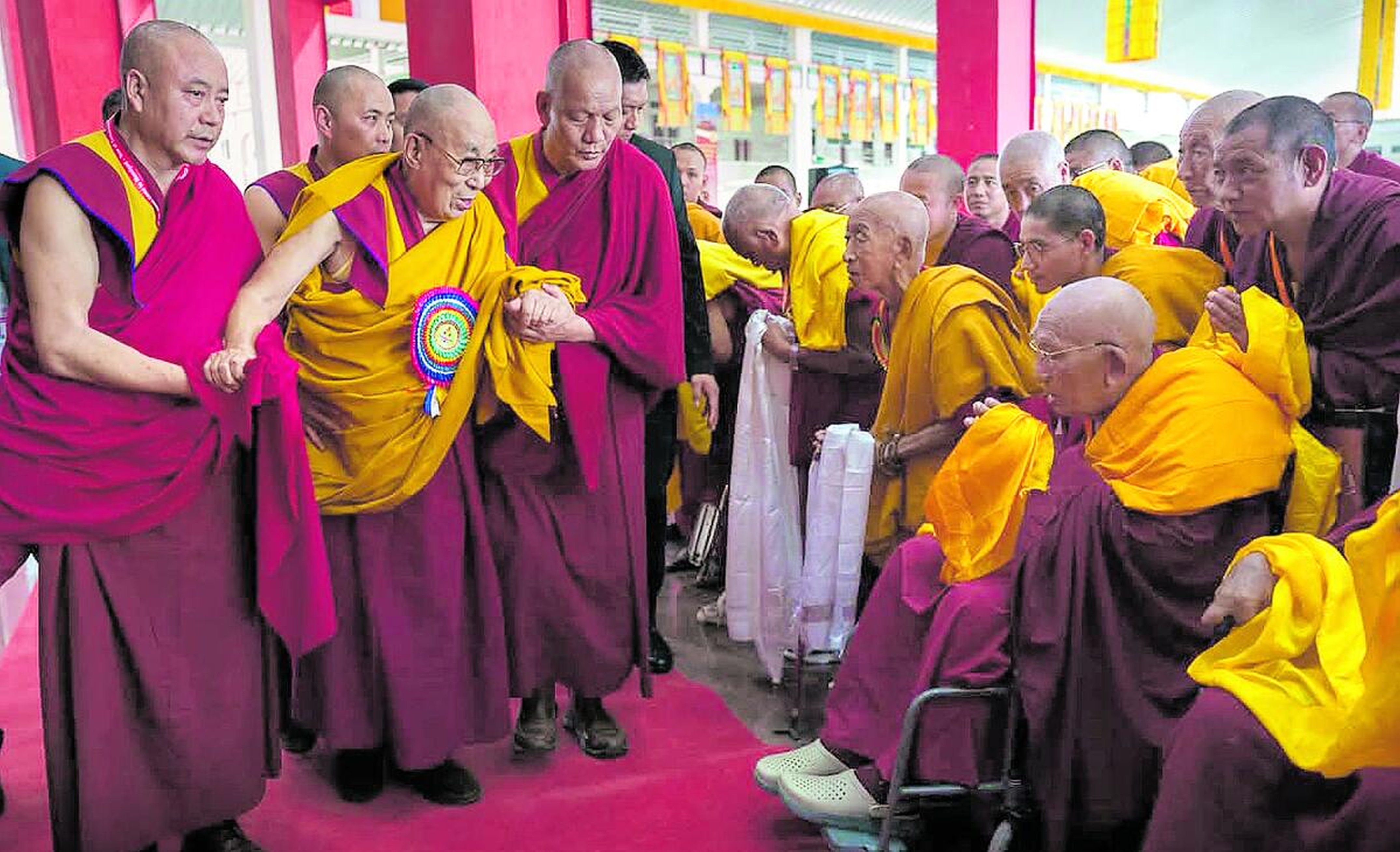 ಮುಂಡಗೋಡದ ಟಿಬೆಟಿಯನ್‌ ಕ್ಯಾಂಪ್‌ ನಂ.2ರ ಡ್ರೆಪುಂಗ್‌ ತಾಶಿ ಗೋಮಾಂಗ್‌ ಡಿಬೆಟ್‌ ಹಾಲ್‌ಗೆ ಆಗಮಿಸಿದ ಟಿಬೆಟಿಯನ್ ಧರ್ಮ ಗುರು ದಲೈ ಲಾಮಾ ಅವರನ್ನು ಬೌದ್ಧ ಭಿಕ್ಕುಗಳು ಸ್ವಾಗತಿಸಿದರು.