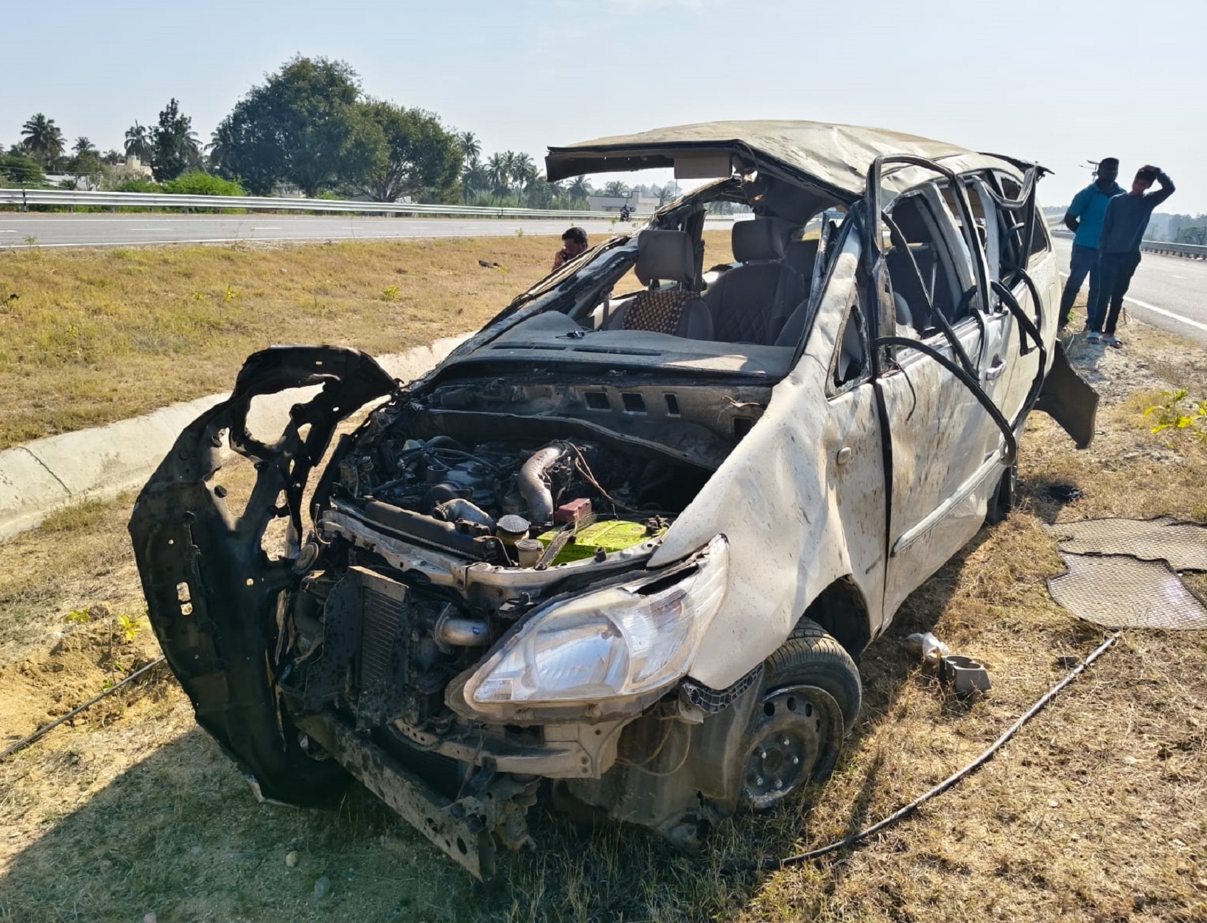 ಬಂಗಾರಪೇಟೆ ತಾಲ್ಲೂಕಿನ ಕುಪ್ಪನಹಳ್ಳಿ ಬಳಿಯ ಚೆನ್ನೈ–ಬೆಂಗಳೂರು ಎಕ್ಸ್‌ಪ್ರೆಸ್‌ ವೇ ಕಾರಿಡಾರ್‌ನಲ್ಲಿ ಸಂಭವಿಸಿದ ಅಪಘಾತದಲ್ಲಿ ನಜ್ಜುಗುಜ್ಜಾಗಿದ್ದ ಕಾರು