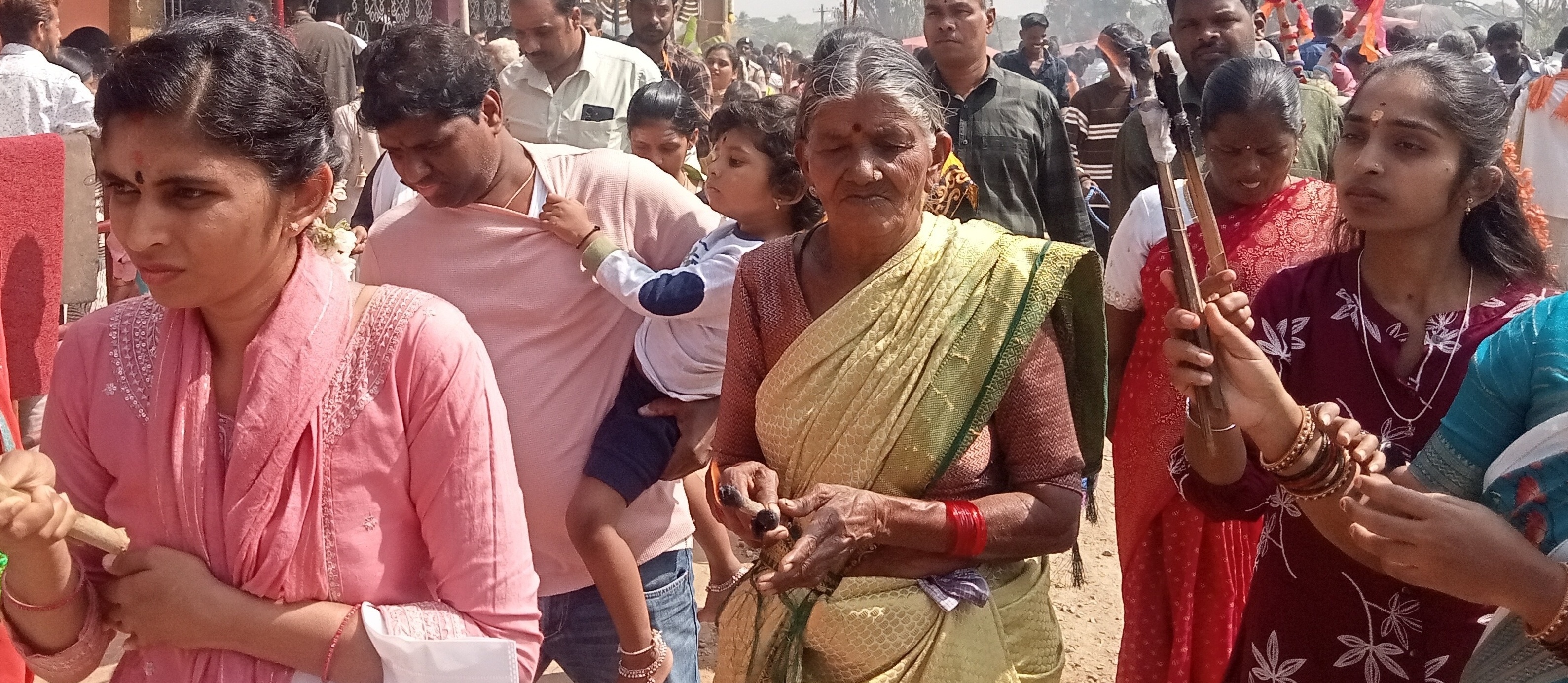  ಜಾತ್ರೆಯಲ್ಲಿ ಮಹಿಳೆಯರ ದೀವಟಿಗೆ ಸೇವೆ