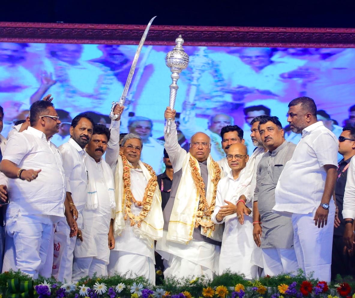 ರಾಯಚೂರು ತಾಲ್ಲೂಕಿನ ಯರಗೇರಾದಲ್ಲಿ ಆಯೋಜಿಸಿದ್ದ ಬುಡಕಟ್ಟು ಸಾಂಸ್ಕೃತಿಕ ಉತ್ಸವ ಹಾಗೂ 371(ಜೆ) ದಶಮಾನೋತ್ಸವ ಸಮಾರಂಭದಲ್ಲಿ ರಾಯಚೂರು ಗ್ರಾಮೀಣ ಶಾಸಕ ಬಸನಗೌಡ ದದ್ದಲ್‌ ಅವರು ಮುಖ್ಯಮಂತ್ರಿ ಸಿದ್ದರಾಮಯ್ಯ ಅವರಿಗೆ ಬೆಳ್ಳಿ ಖಡ್ಗ ಹಾಗೂ ರಾಜ್ಯಸಭೆಯ ವಿರೋಧ ಪಕ್ಷದ ನಾಯಕ ಮಲ್ಲಿಕಾರ್ಜುನ ಖರ್ಗೆ ಅವರಿಗೆ ಬೆಳ್ಳಿ ಗಧೆ ಪ್ರದಾನ ಮಾಡಿದರು. ಚಂದ್ರಶೇಖರ ಪಾಟೀಲ ವಸಂತಕುಮಾರ ಶರಣಪ್ರಕಾಶ ಪಾಟೀಲ ಶಿವರಾಜ ತಂಗಡಗಿ ಬಸನಗೌಡ ತುರವಿಹಾಳ ಉಪಸ್ಥಿತರಿದ್ದರು