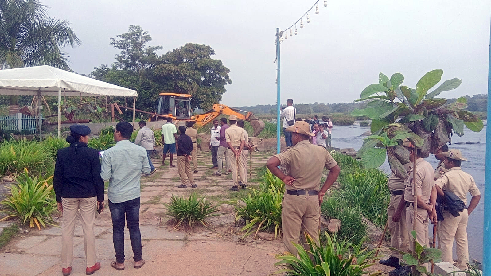 ಶ್ರೀರಂಗಪಟ್ಟಣ ಸಮೀಪ ಬಂಗಾರದೊಡ್ಡಿ ಅಣೆಕಟ್ಟೆ ಮಾರ್ಗದಲ್ಲಿ ಕಾವೇರಿ ನದಿಯ ಬಫರ್‌ ಜೋನ್‌ ವ್ಯಾಪ್ತಿಯಲ್ಲಿ ನಿರ್ಮಿಸಿದ್ದ ಅನಧಿಕೃತ ಕಟ್ಟಡಗಳ ತೆರವು ಕಾರ್ಯಾಚರಣೆ ದೃಶ್ಯ