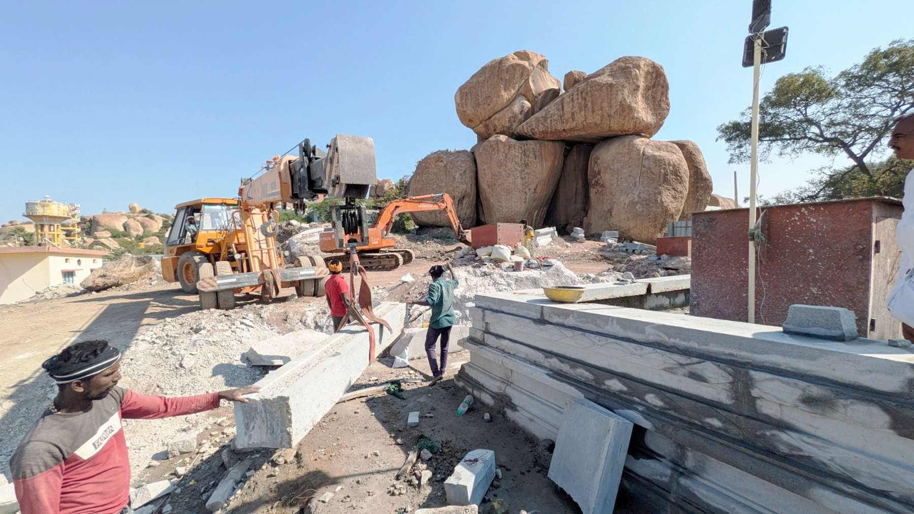 ಸಿಂಧನೂರು ತಾಲ್ಲೂಕಿನ ಅಂಬಾಮಠದ ಅಂಬಾದೇವಿ ದೇವಸ್ಥಾನದ ನೂತನ ಶಿಲಾ ಮಂಟಪ ನಿರ್ಮಾಣದ ಕಾರ್ಯ