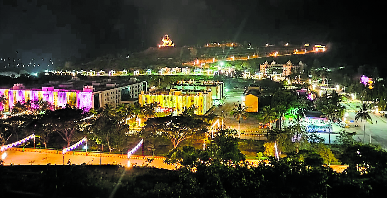 ಮಲೆ ಮಹದೇಶ್ವರನ ಸನ್ನಿಧಿಯಲ್ಲಿ ನಡೆಯುವ ದೀಪಾವಳಿ ಜಾತ್ರೋತ್ಸವಕ್ಕೆ ಸಿಂಗಾರಗೊಂಡಿದ್ದ ದೇವಸ್ಥಾನದ ಆವರಣ